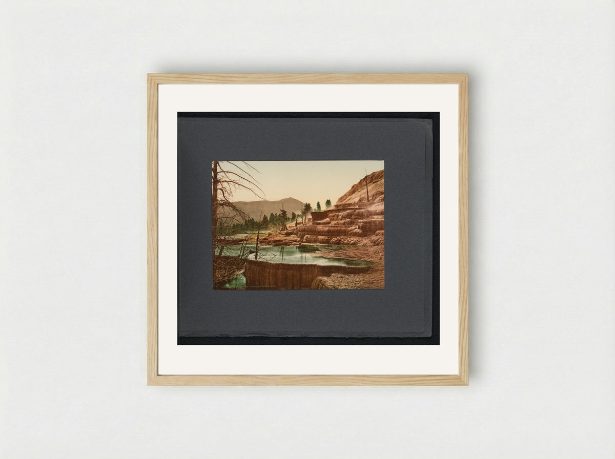 Gezicht op de Pulpit Terraces in Yellowstone National Park - William Henry Jackson - Framed Print Wood