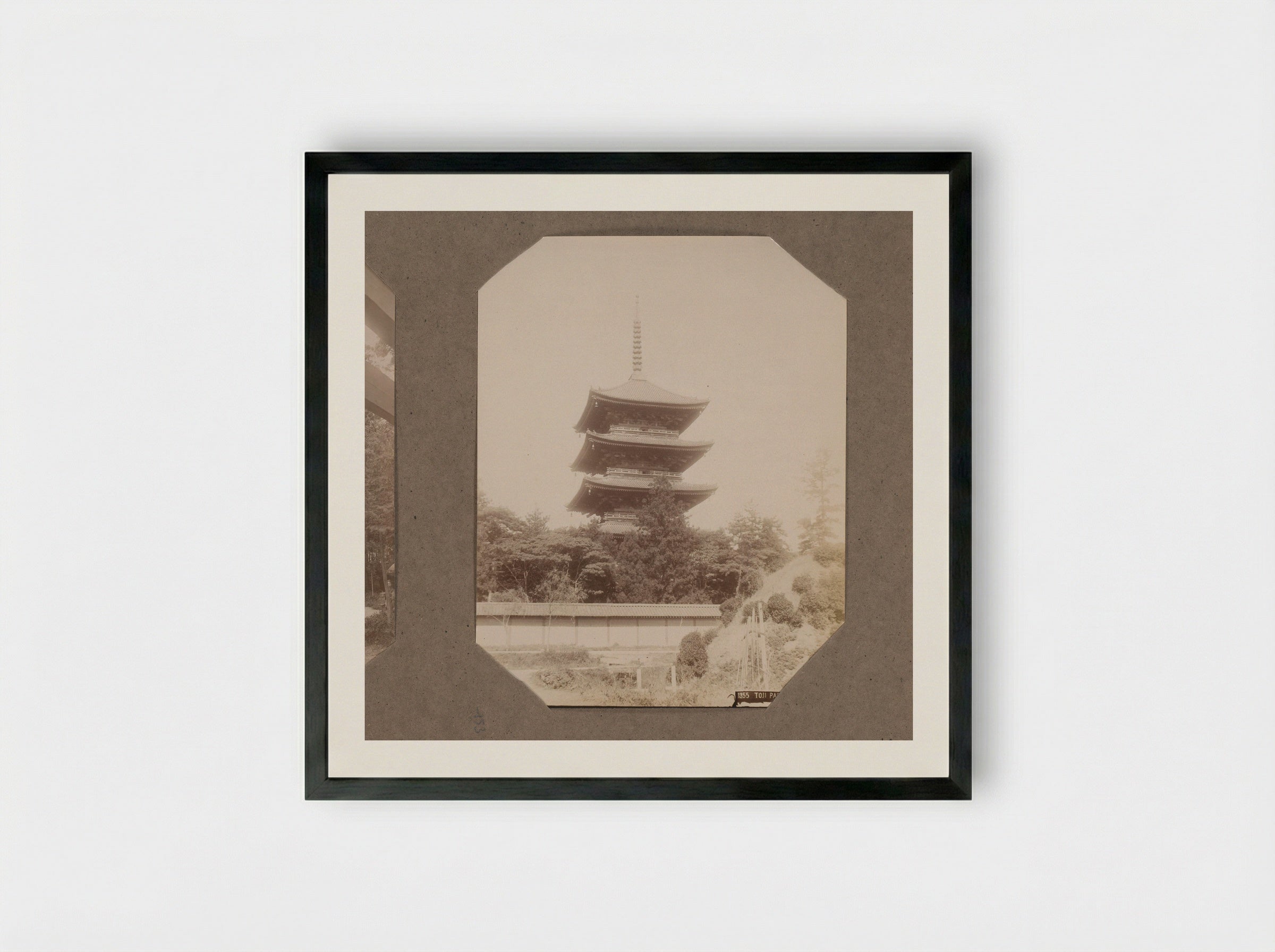 Gezicht op de Toji pagode in Kyoto, Japan - Kusakabe Kimbei - Framed Print Black