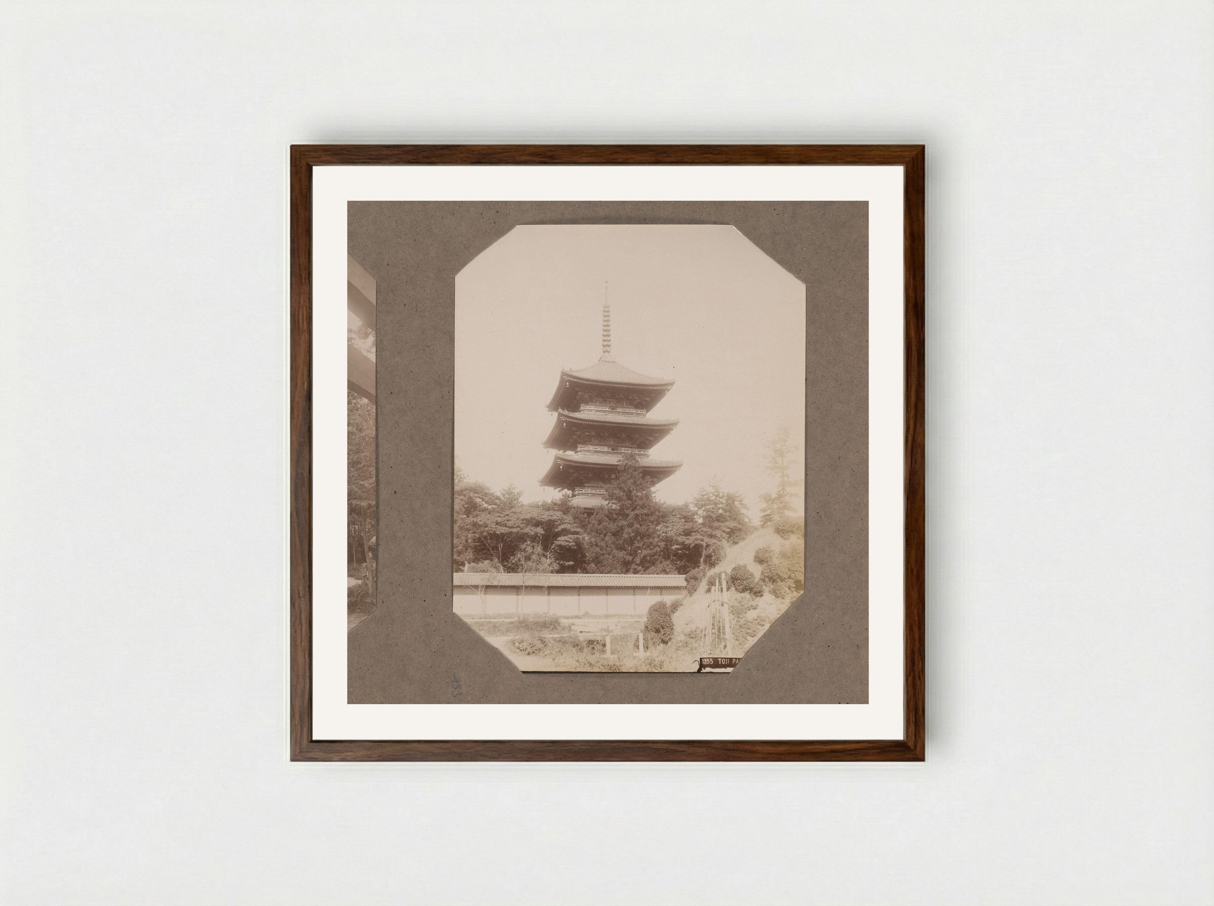 Gezicht op de Toji pagode in Kyoto, Japan - Kusakabe Kimbei - Framed Print Dark Wood
