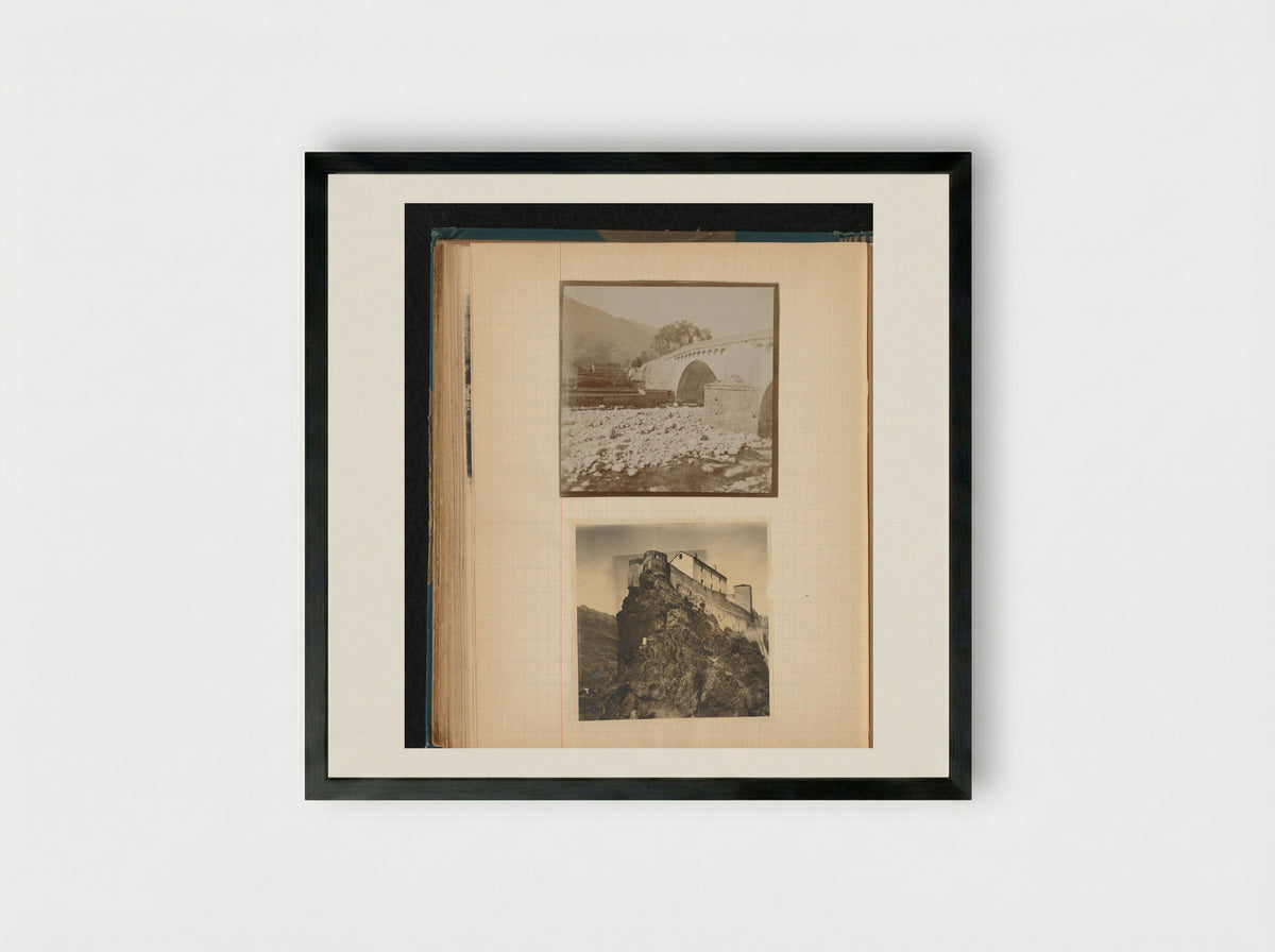 Gezicht op de oude stenen brug en de citadel in Corté, Corsica - Théodore van Lelyveld - Framed Print Black