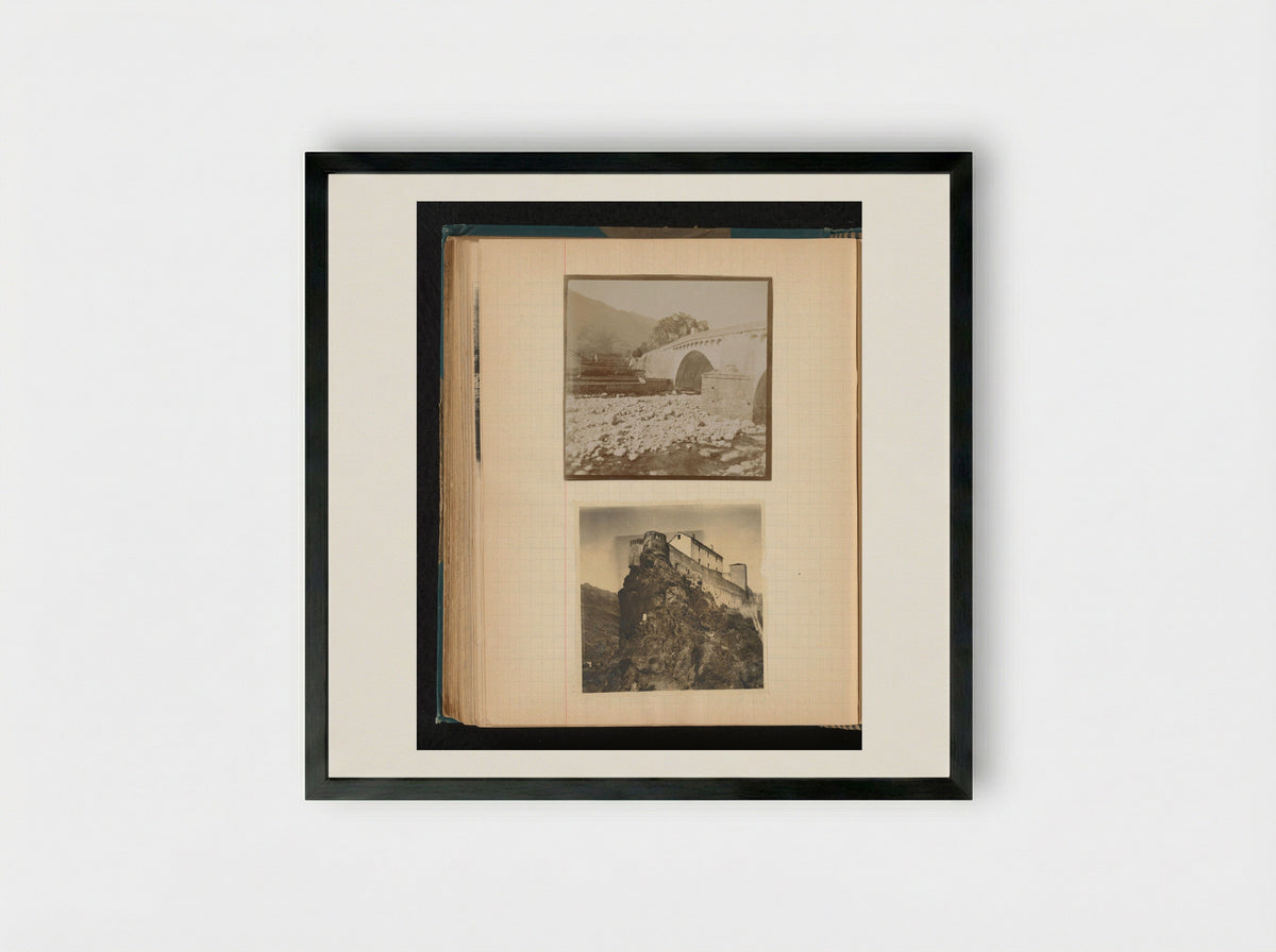 Gezicht op de oude stenen brug en de citadel in Corté, Corsica - Théodore van Lelyveld - Framed Print Black