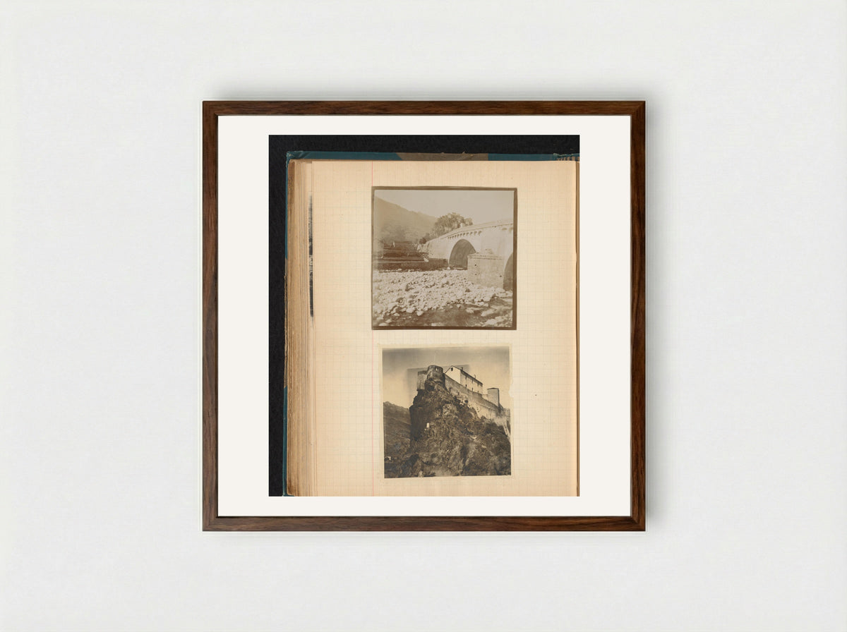 Gezicht op de oude stenen brug en de citadel in Corté, Corsica - Théodore van Lelyveld - Framed Print Dark Wood