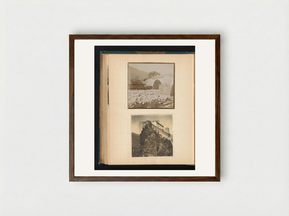 Gezicht op de oude stenen brug en de citadel in Corté, Corsica - Théodore van Lelyveld - Framed Print Dark Wood