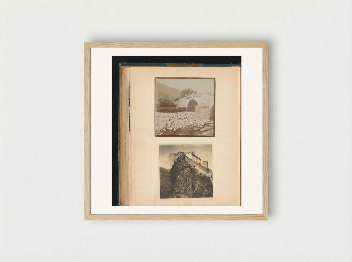 Gezicht op de oude stenen brug en de citadel in Corté, Corsica - Théodore van Lelyveld - Framed Print Wood