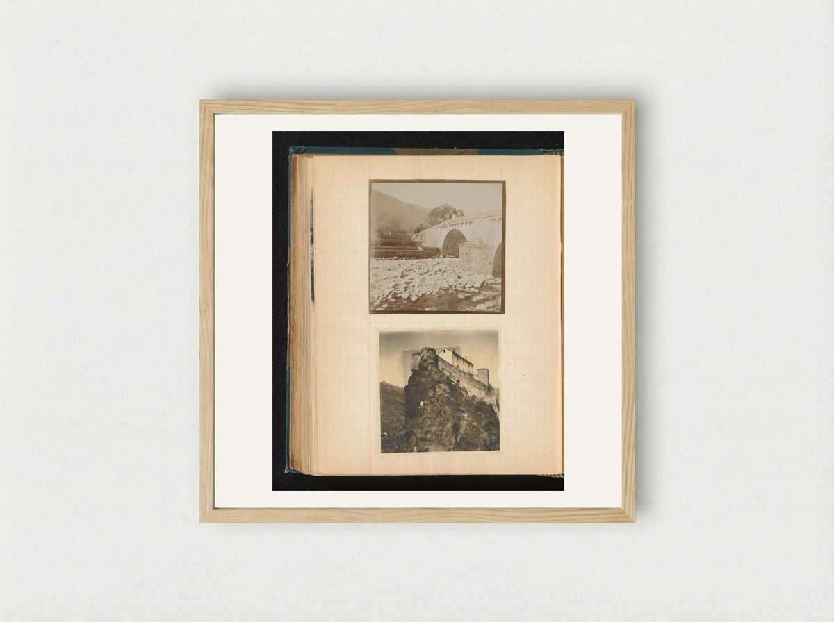 Gezicht op de oude stenen brug en de citadel in Corté, Corsica - Théodore van Lelyveld - Framed Print Wood