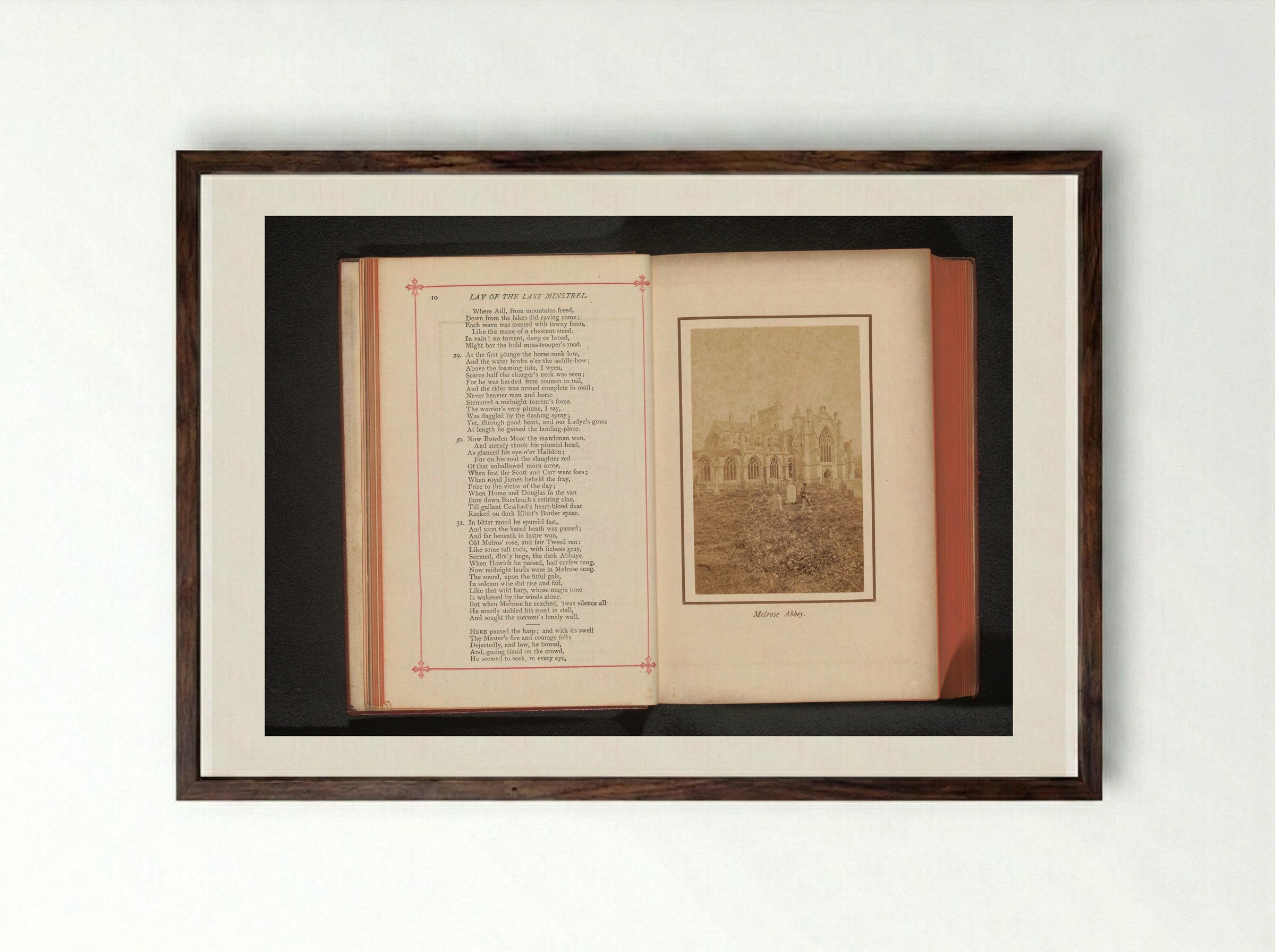 Gezicht op de ruïne van Melrose Abbey - George Washington Wilson - Framed Print Dark Wood