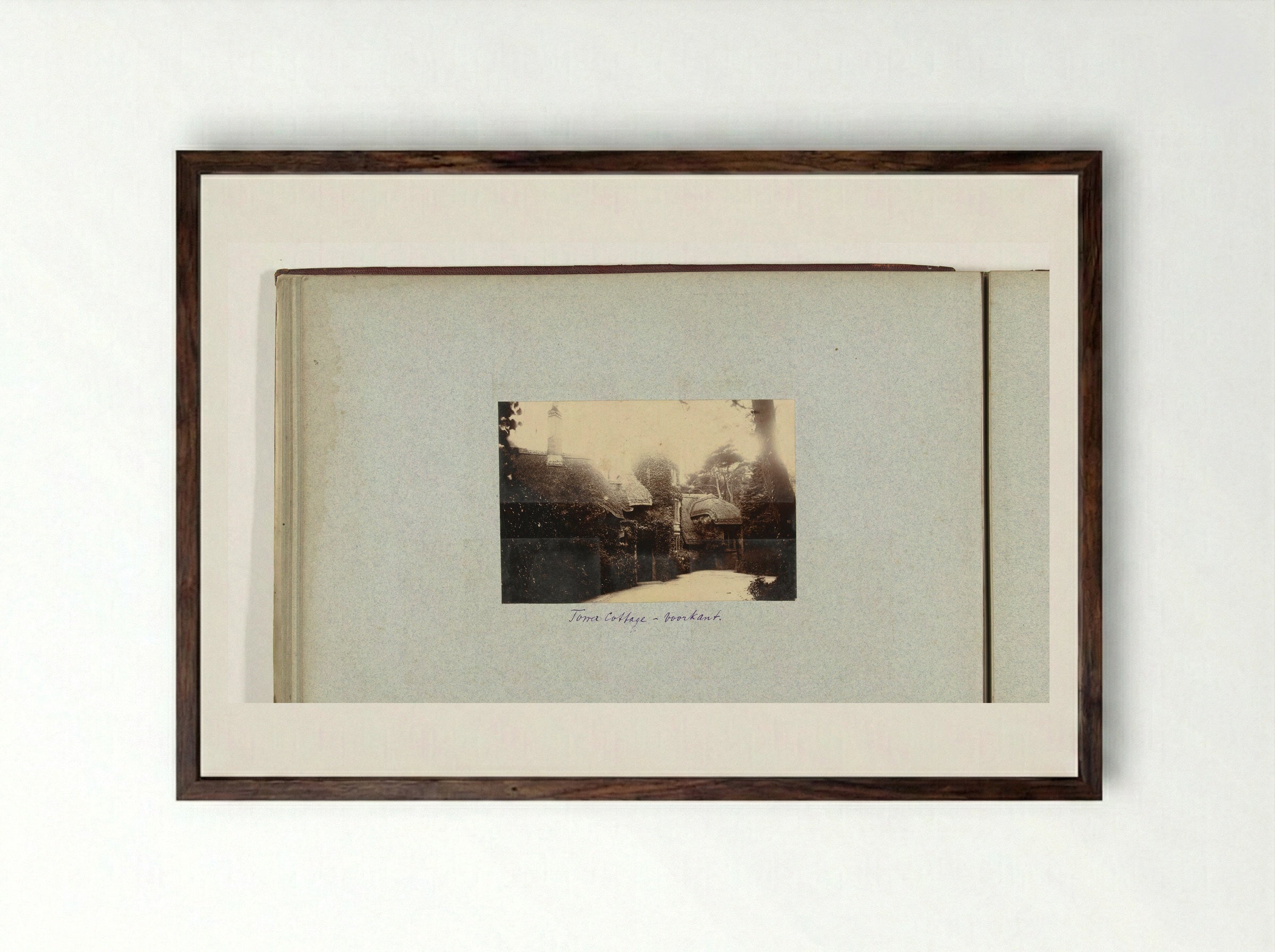 Gezicht op de voorzijde van Tower Cottage, Shanklin - Henry Pauw van Wieldrecht - Framed Print Dark Wood