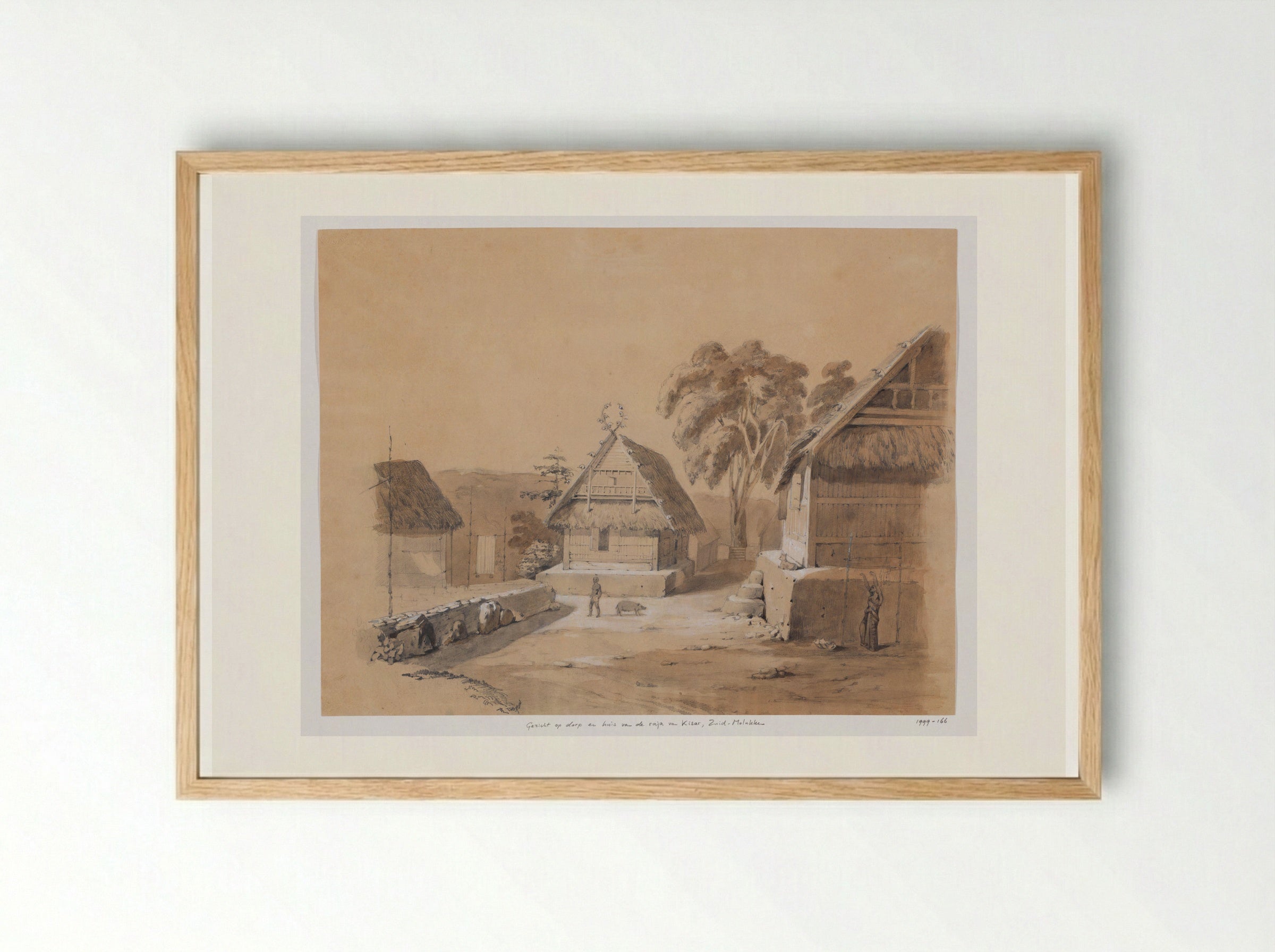 Gezicht op dorp en huis van de raja van Kisar, Zuid-Molukken - Adrianus Johannes Bik - Framed Print Wood