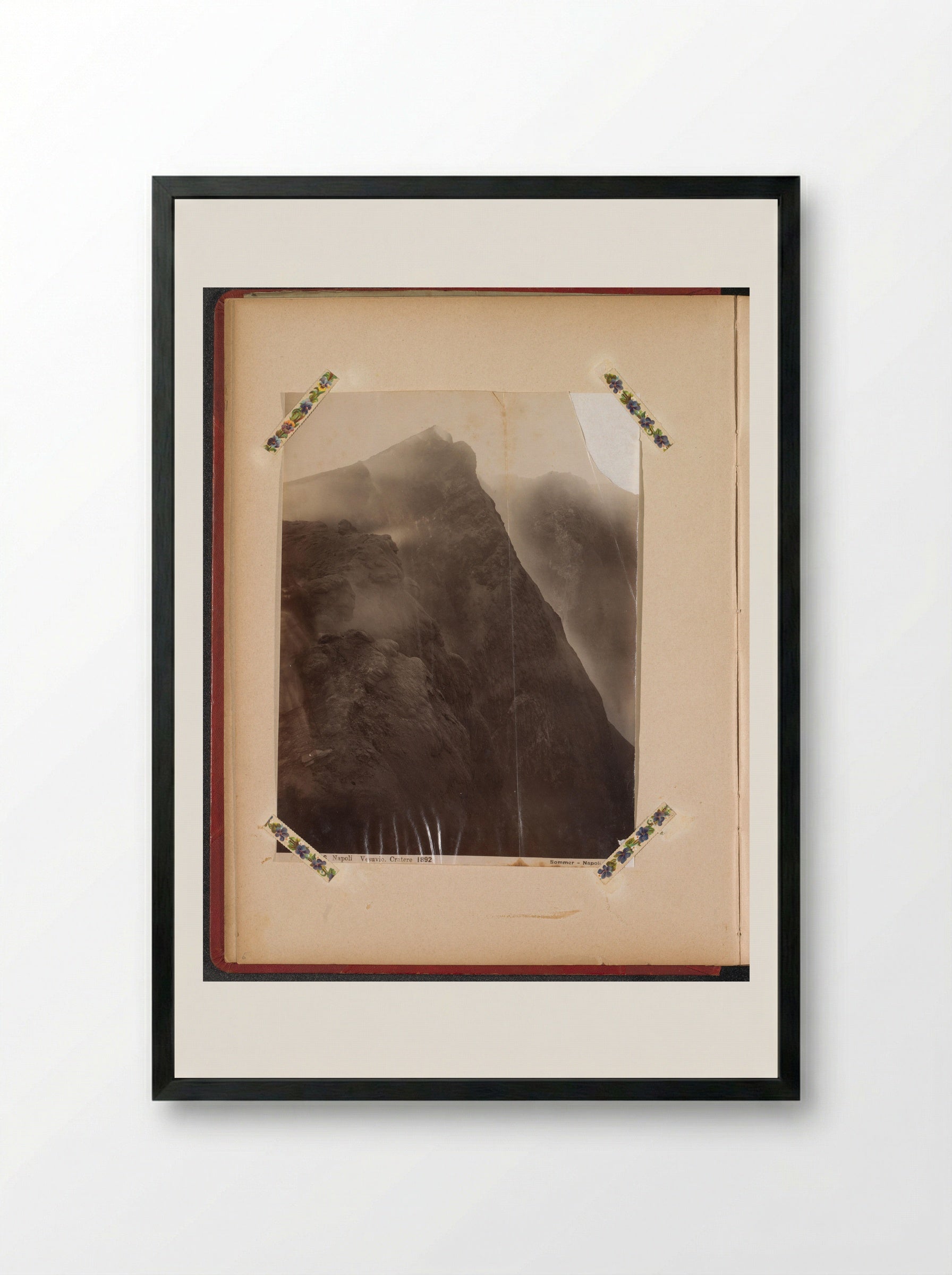 Gezicht op een rokende krater van de Vesuvius - Giorgio Sommer - Framed Print Black