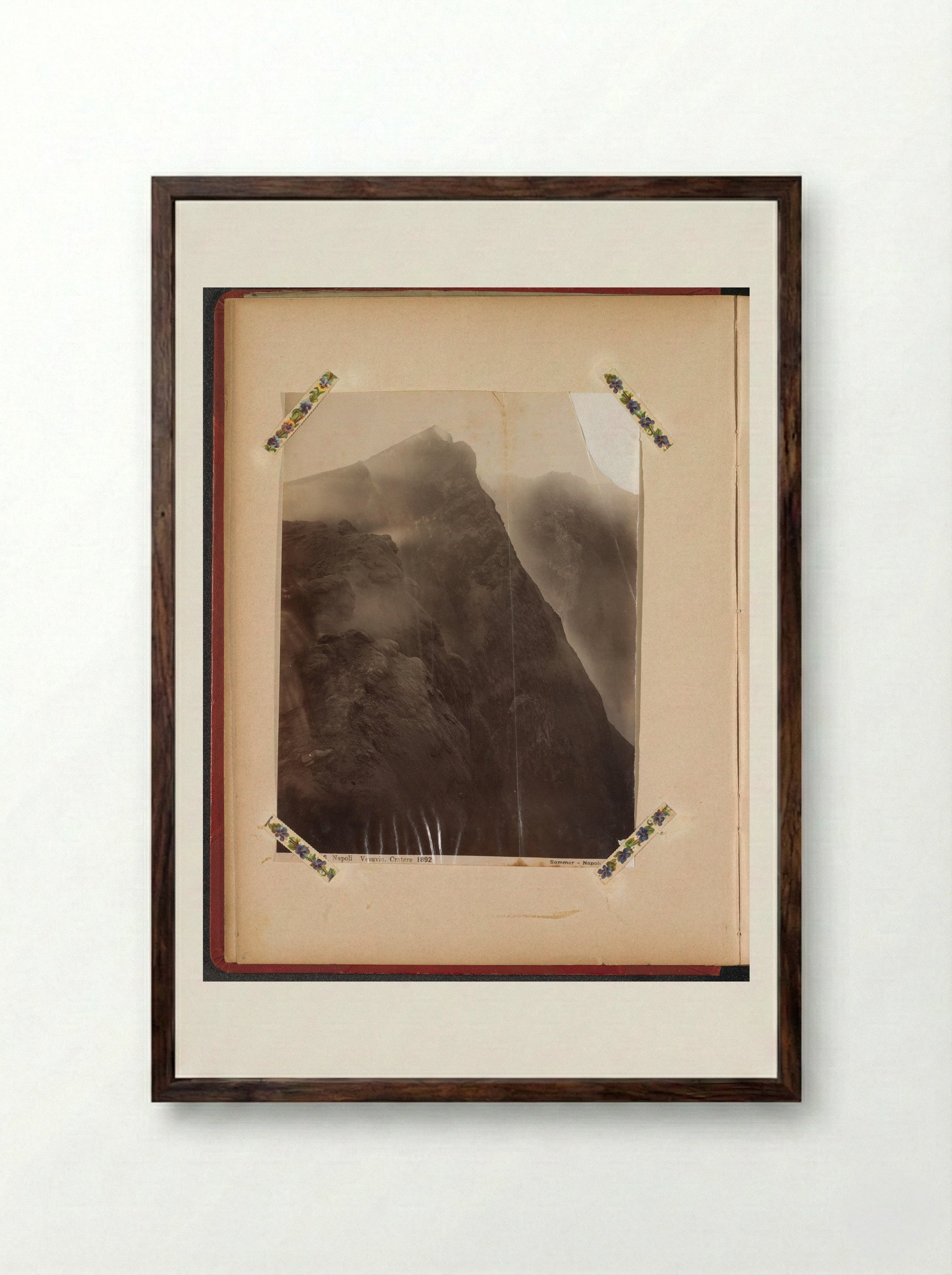 Gezicht op een rokende krater van de Vesuvius - Giorgio Sommer - Framed Print Dark Wood
