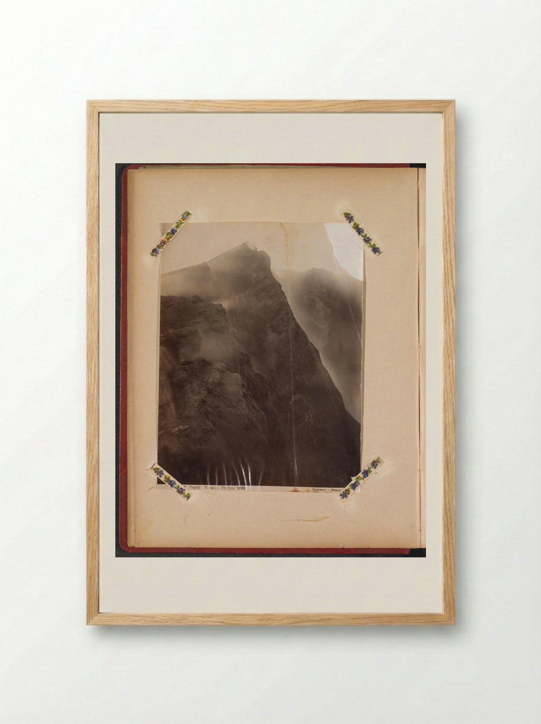 Gezicht op een rokende krater van de Vesuvius - Giorgio Sommer - Framed Print Wood