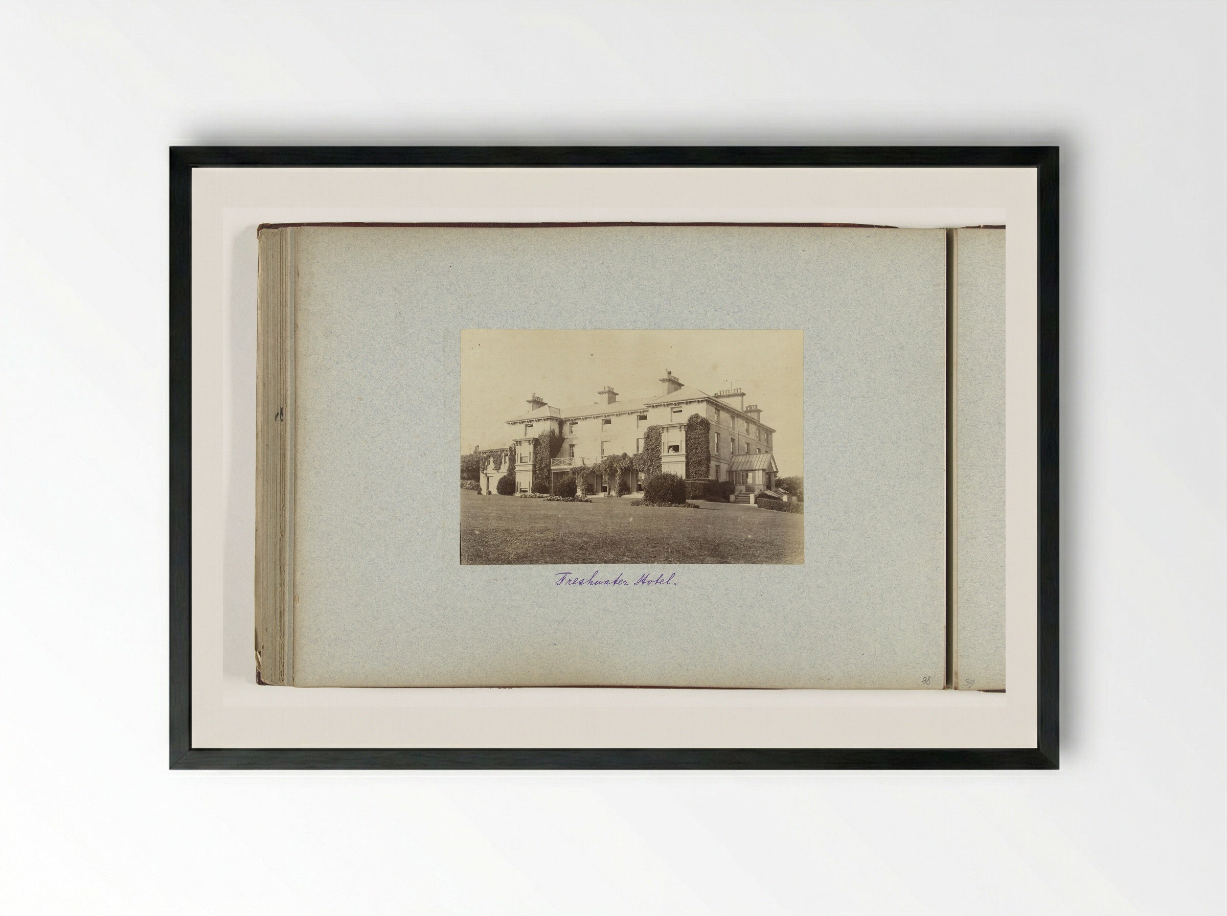 Gezicht op het Freshwater Hotel te Freshwater - Henry Pauw van Wieldrecht - Framed Print Black