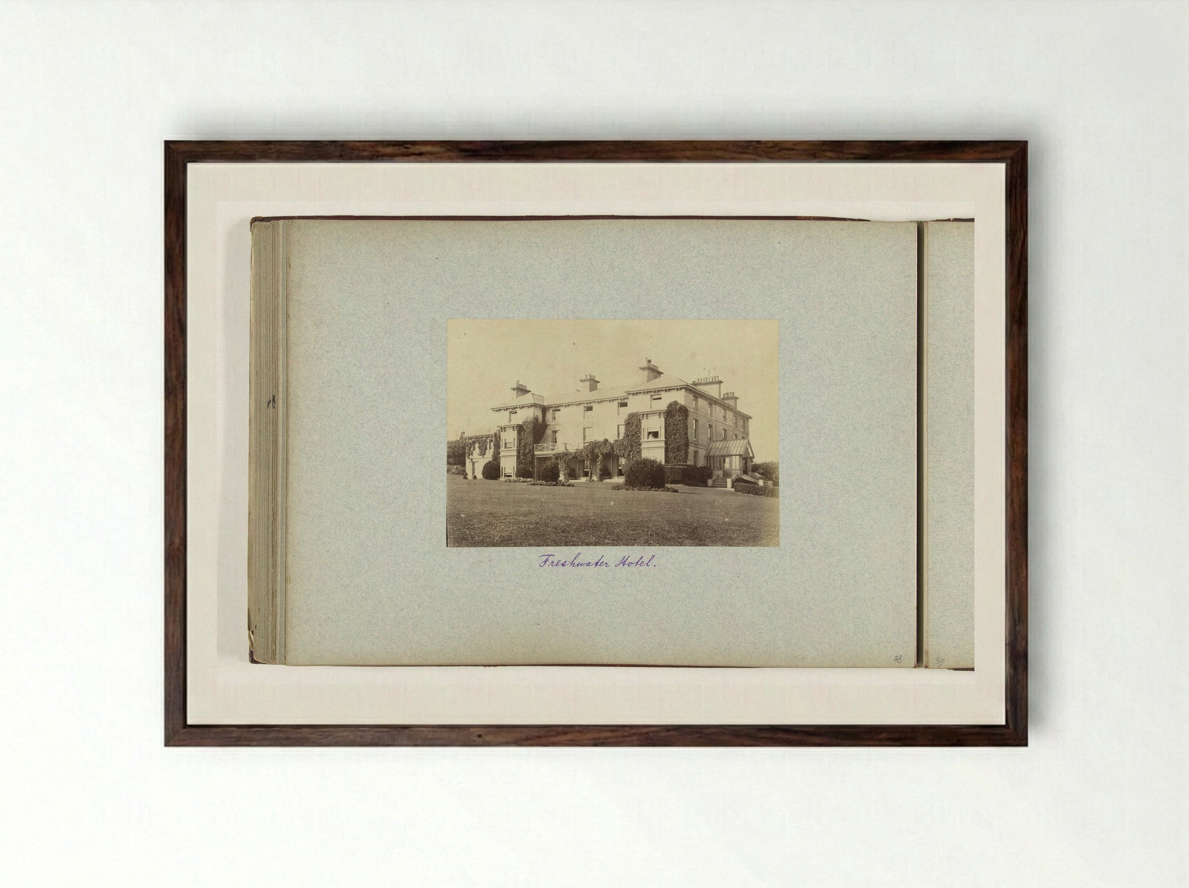 Gezicht op het Freshwater Hotel te Freshwater - Henry Pauw van Wieldrecht - Framed Print Dark Wood