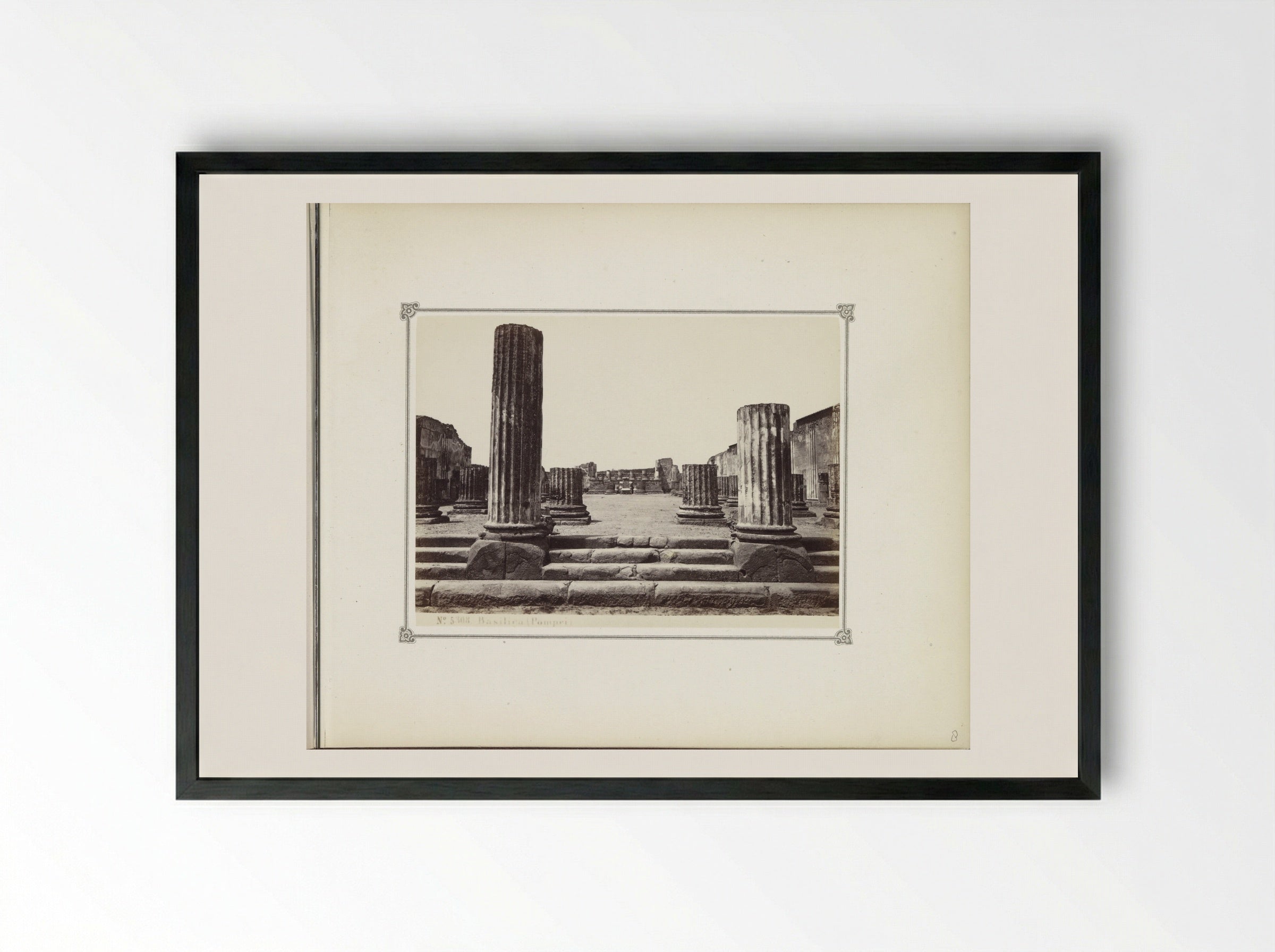 Gezicht op restanten van de Basilica in Pompeï - Giorgio Sommer - Framed Print Black