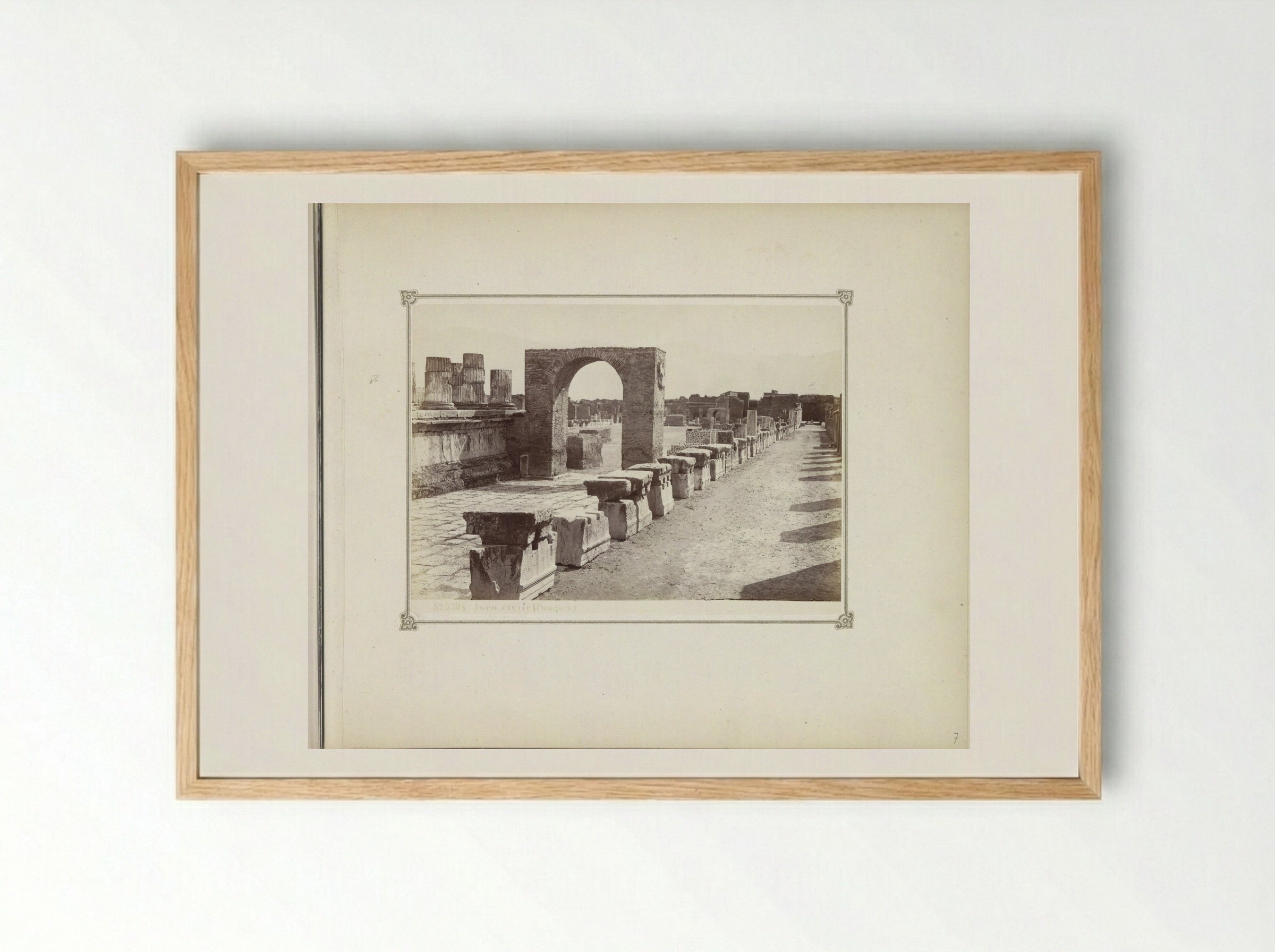 Gezicht op restanten van het forum te Pompeï - Giorgio Sommer - Framed Print Wood