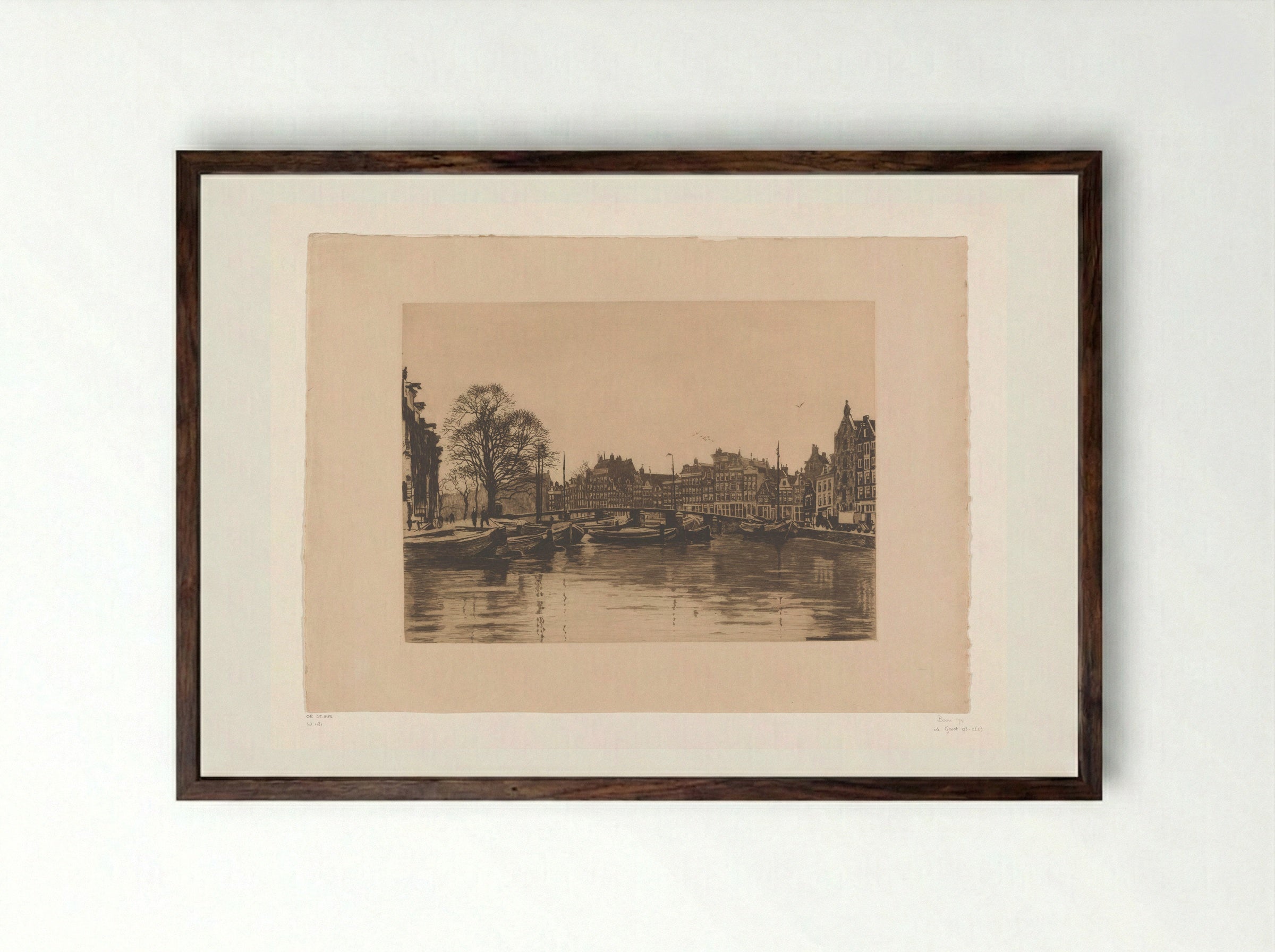 Gezicht vanaf de Waalseilandsgracht op de Bantammerbrug in Amsterdam - Willem Witsen - Framed Print Dark Wood