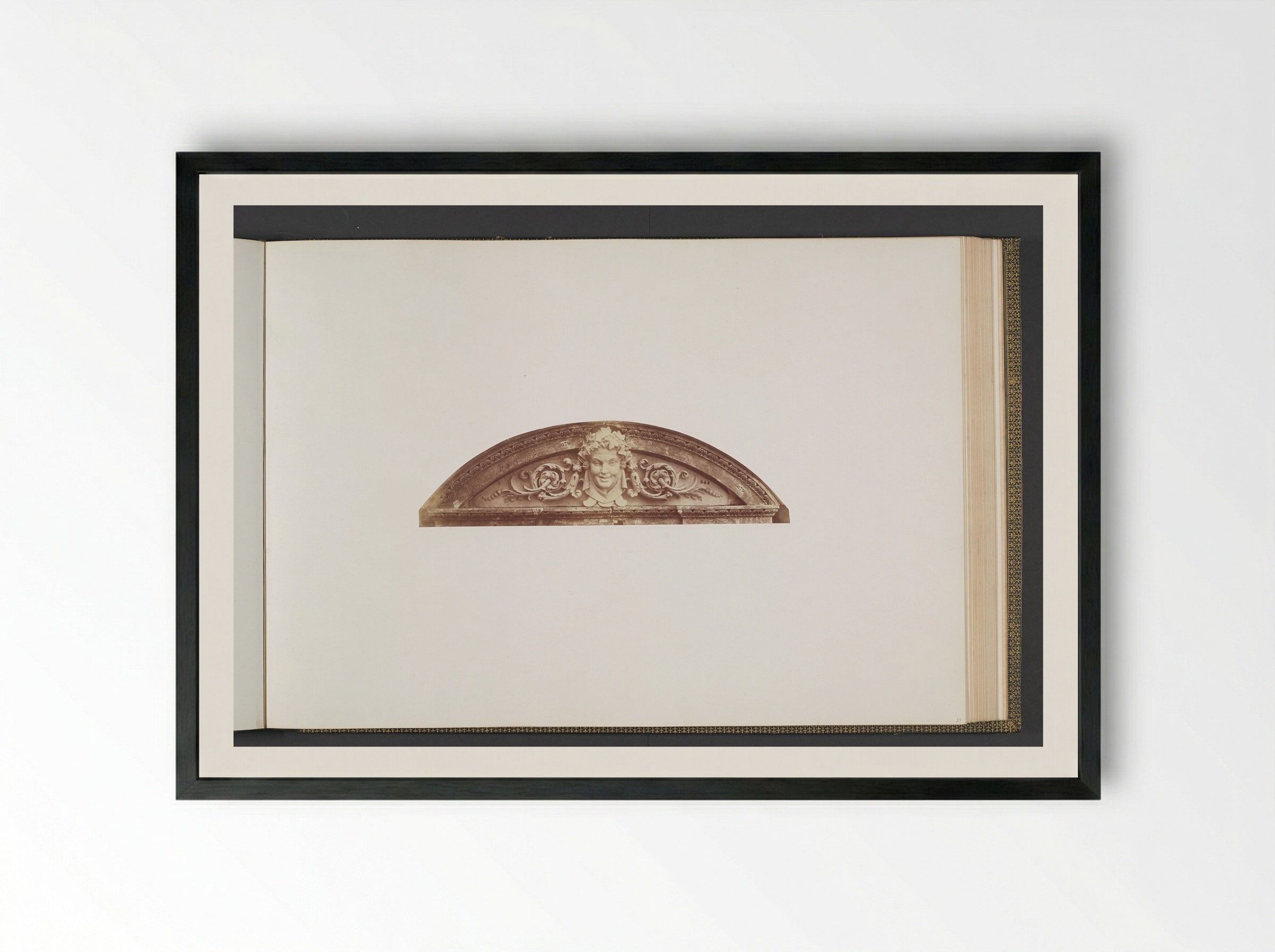 Gipsmodel voor beeldhouwwerk op het Palais du Louvre - Édouard Denis Baldus - Framed Print Black