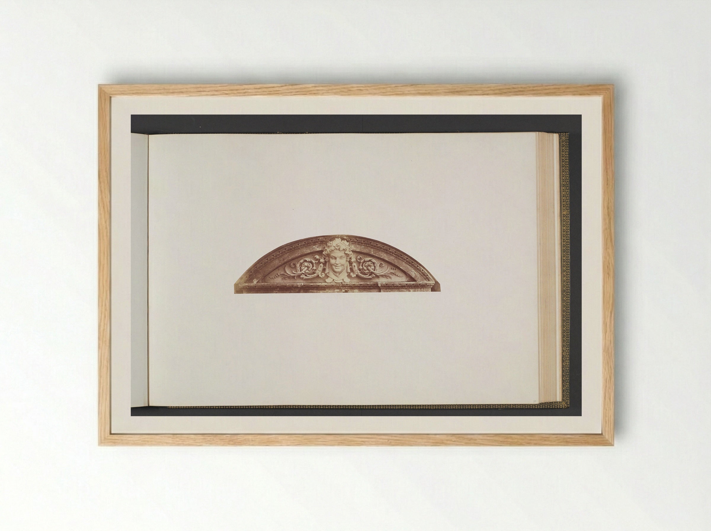Gipsmodel voor beeldhouwwerk op het Palais du Louvre - Édouard Denis Baldus - Framed Print Wood