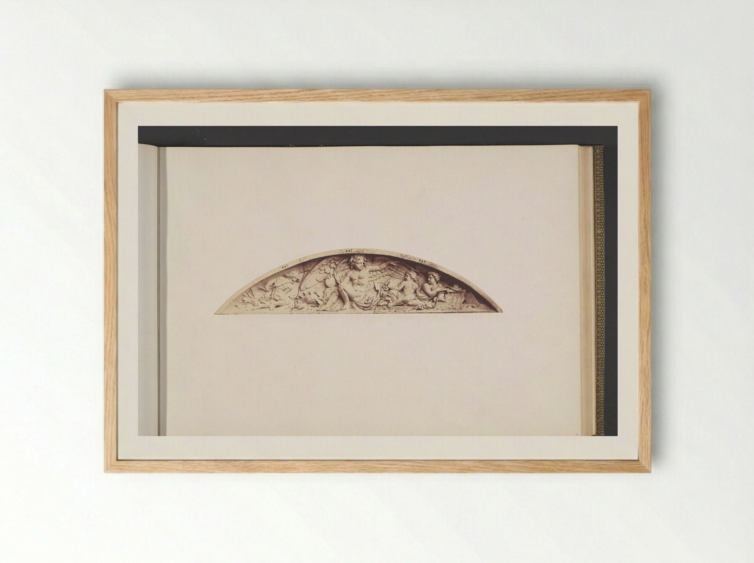 Gipsmodellen voor beeldhouwwerken op het Palais du Louvre: La Navigation - Édouard Denis Baldus - Framed Print Wood