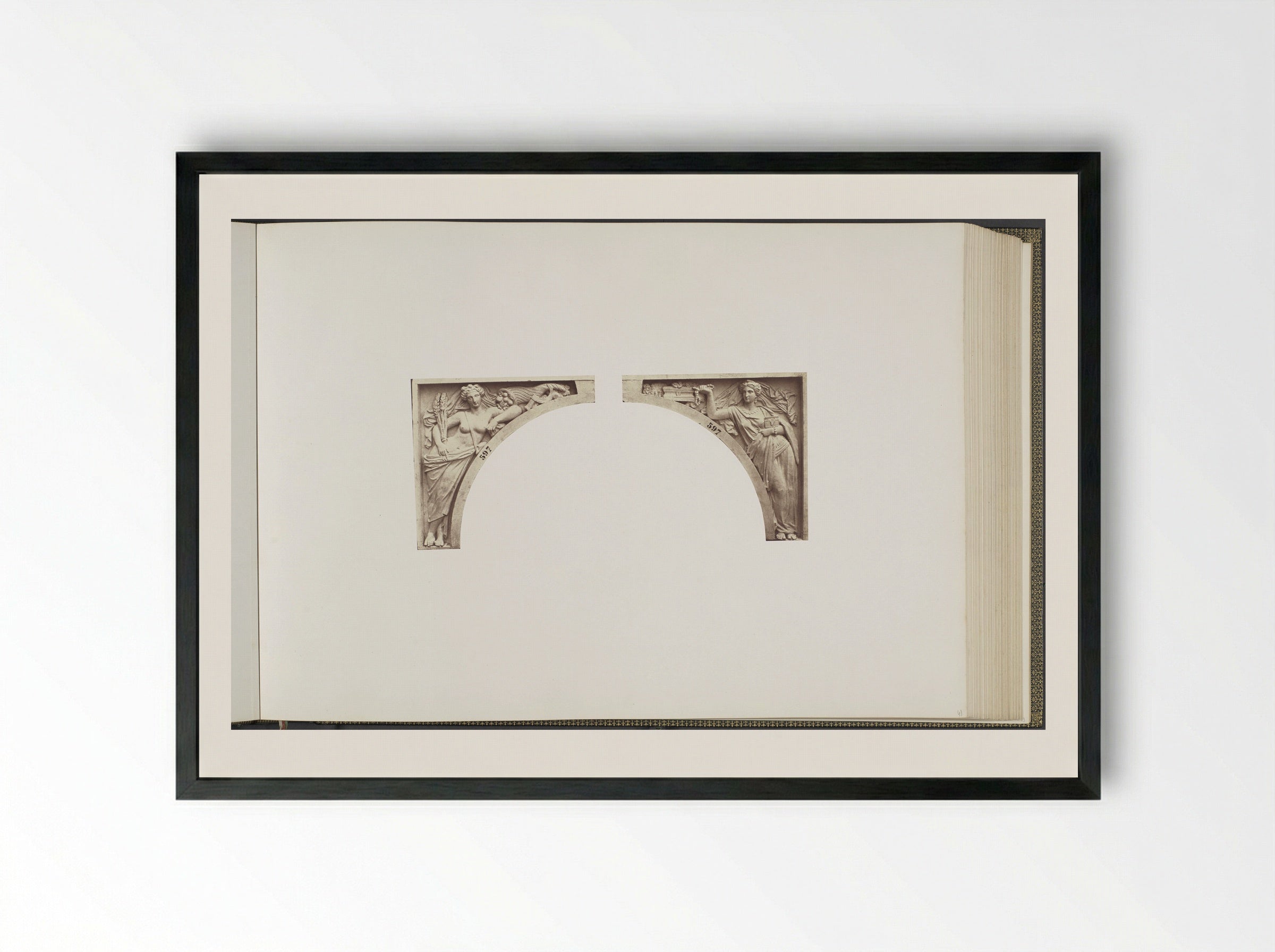 Gipsmodellen voor beeldhouwwerken op het Palais du Louvre - Édouard Denis Baldus - Framed Print Black