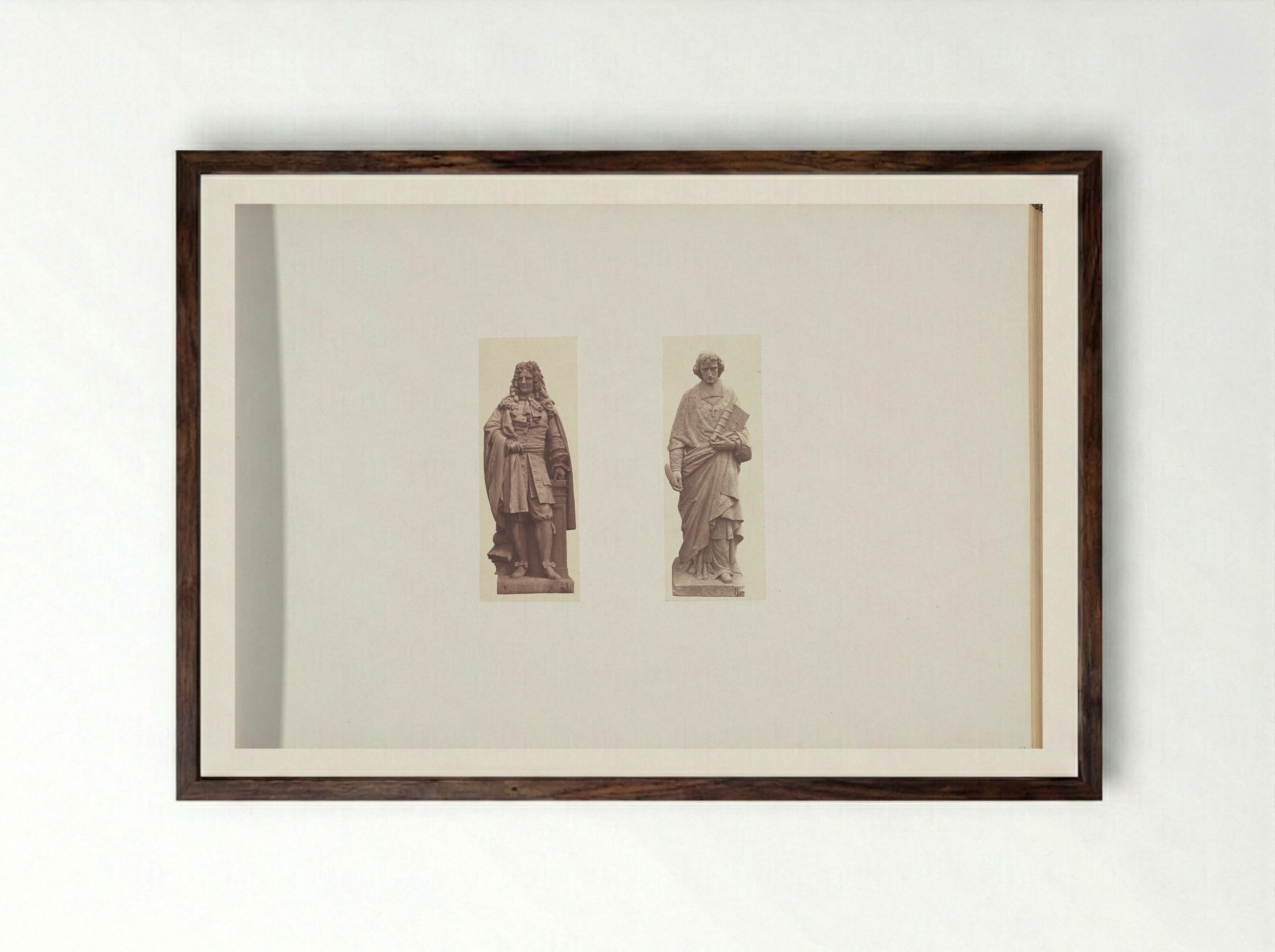 Gipsmodellen voor beeldhouwwerken op het Palais du Louvre - Édouard Denis Baldus - Framed Print Dark Wood
