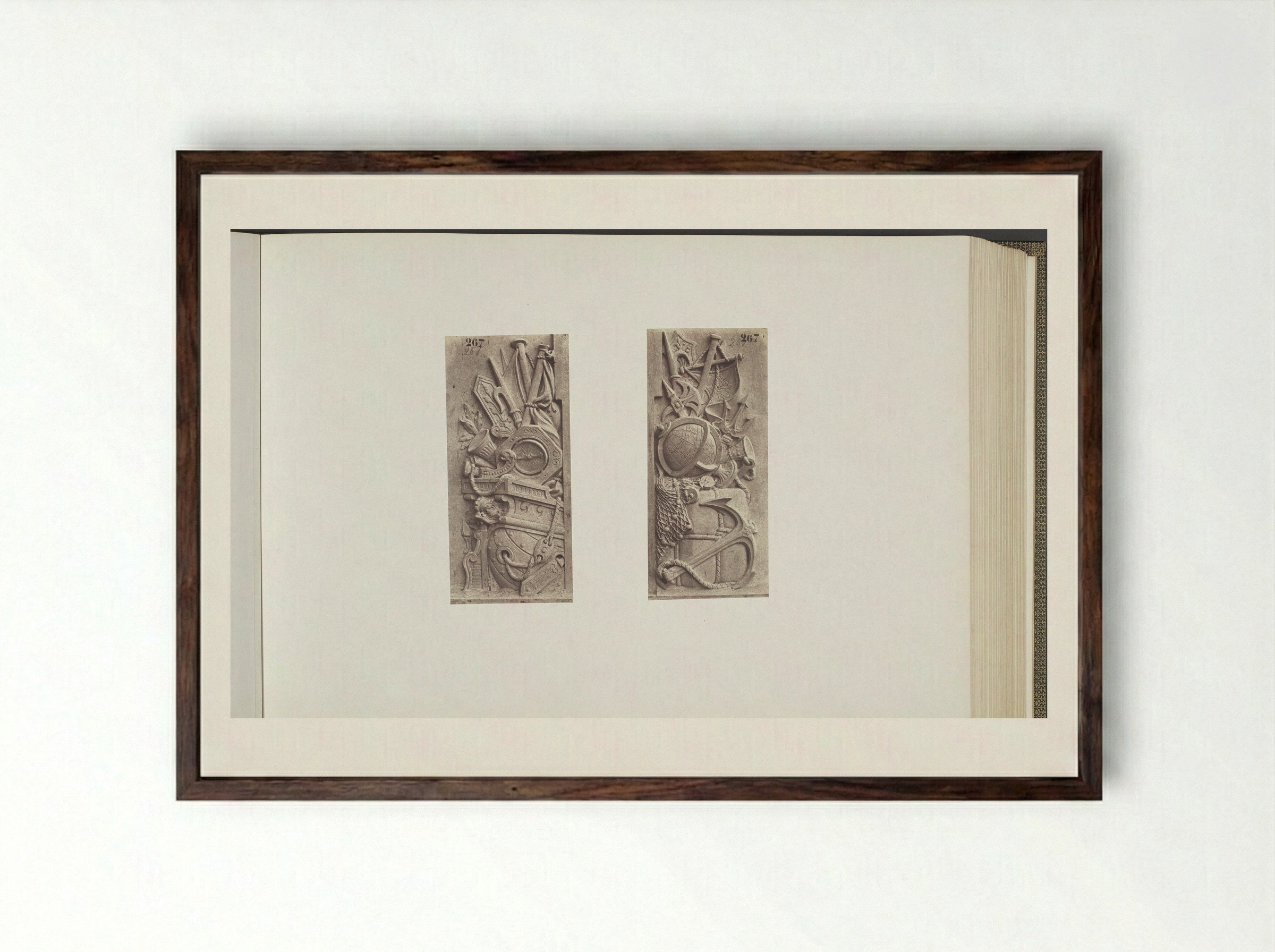 Gipsmodellen voor beeldhouwwerken op het Palais du Louvre - Édouard Denis Baldus - Framed Print Dark Wood