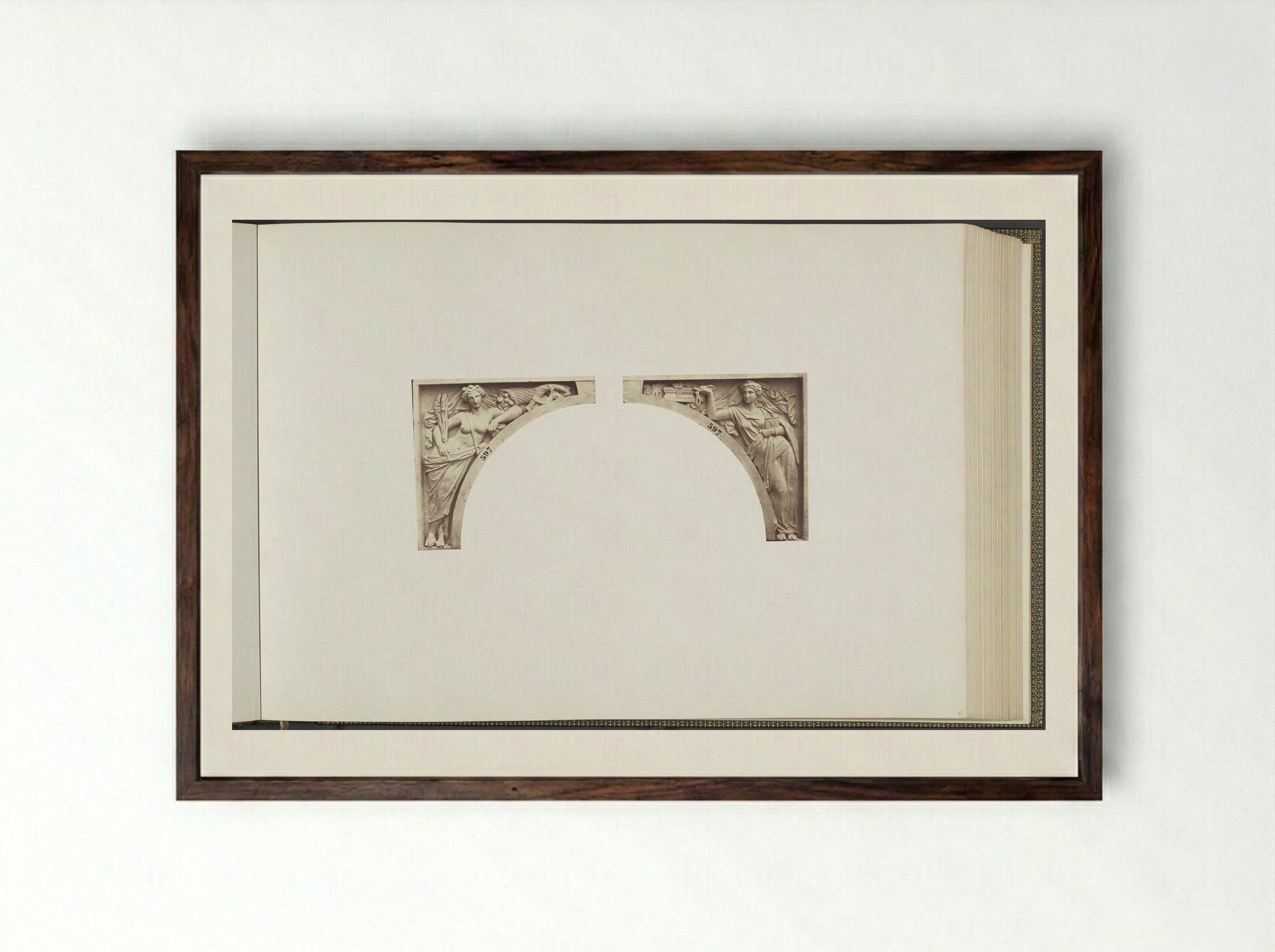 Gipsmodellen voor beeldhouwwerken op het Palais du Louvre - Édouard Denis Baldus - Framed Print Dark Wood