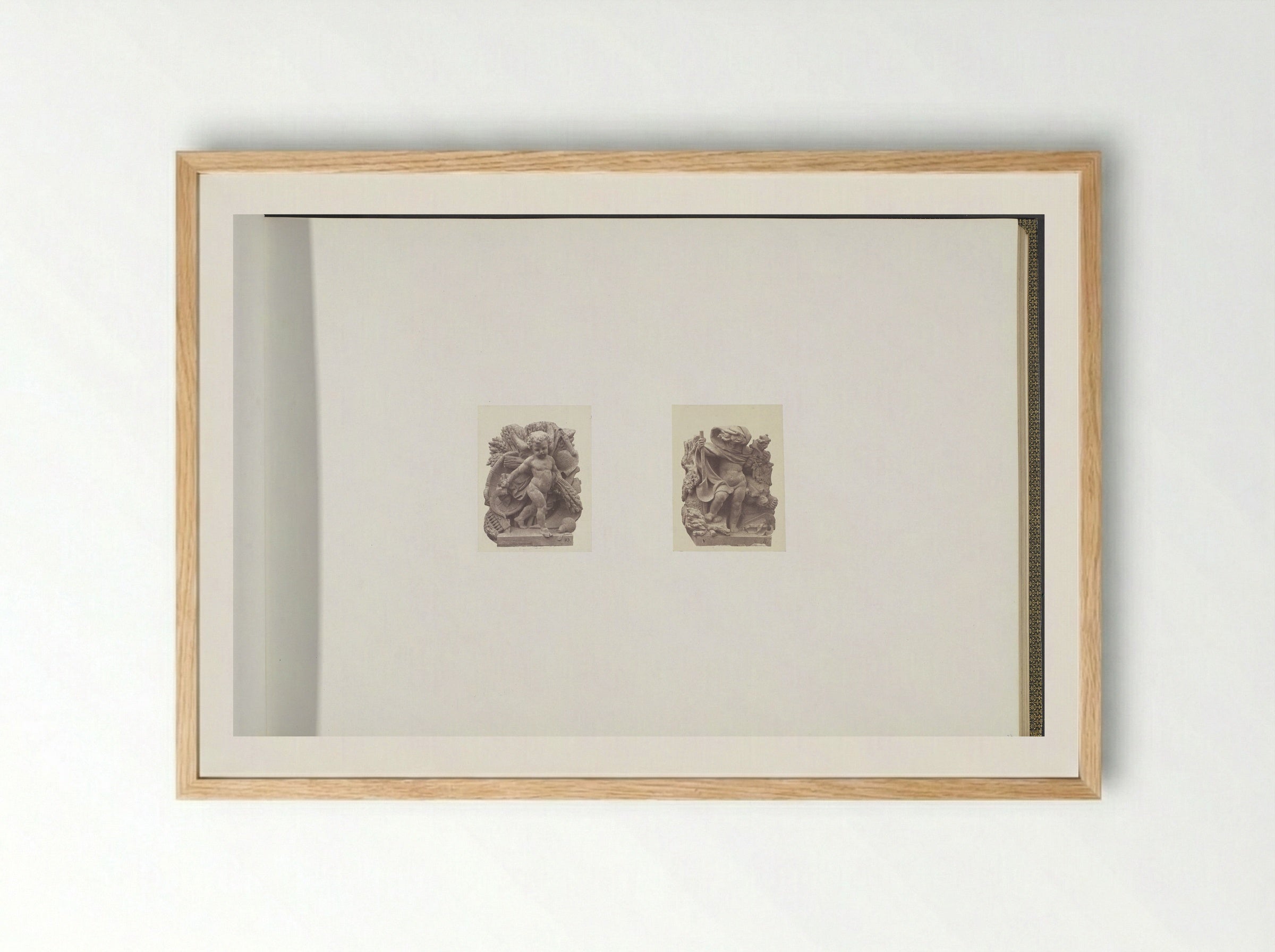 Gipsmodellen voor beeldhouwwerken op het Palais du Louvre - Édouard Denis Baldus - Framed Print Wood
