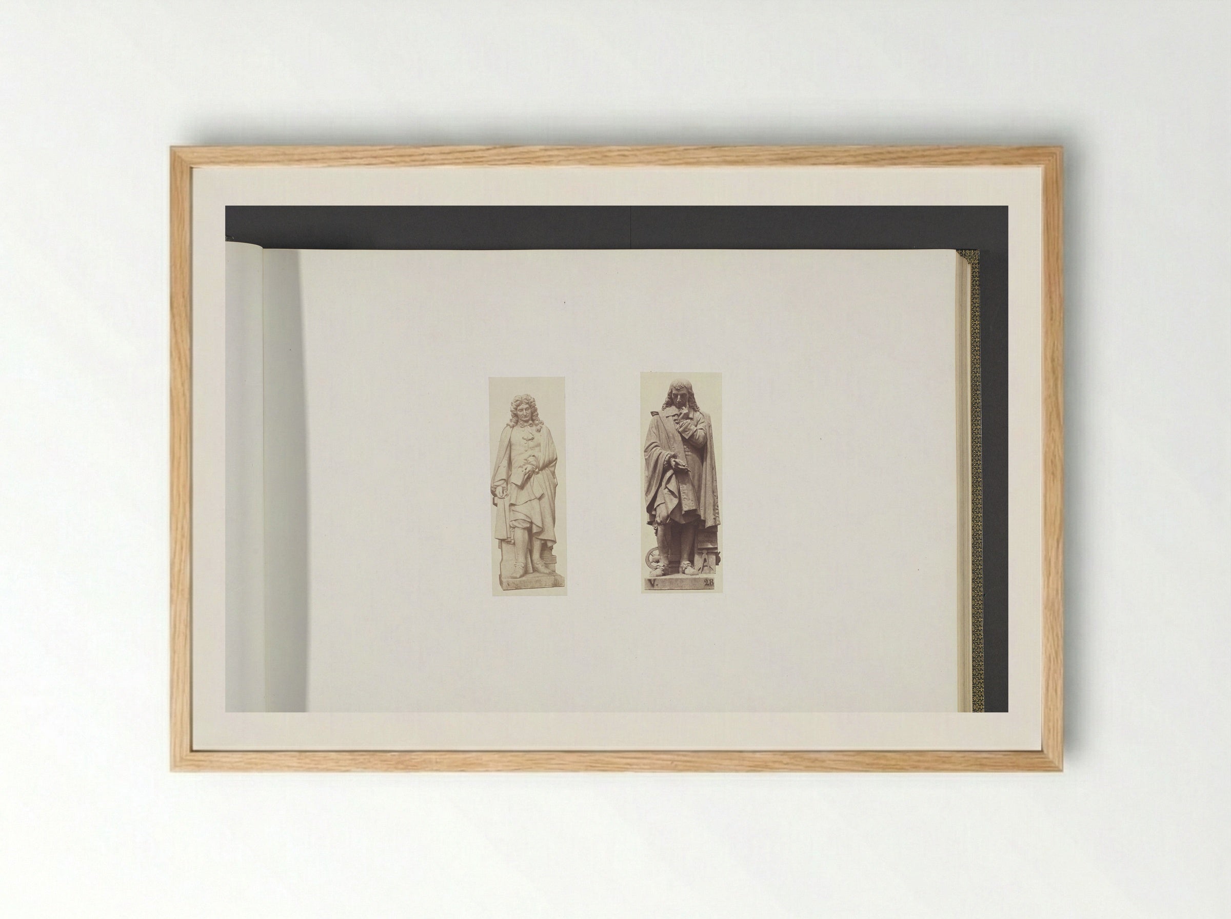 Gipsmodellen voor beeldhouwwerken op het Palais du Louvre - Édouard Denis Baldus - Framed Print Wood