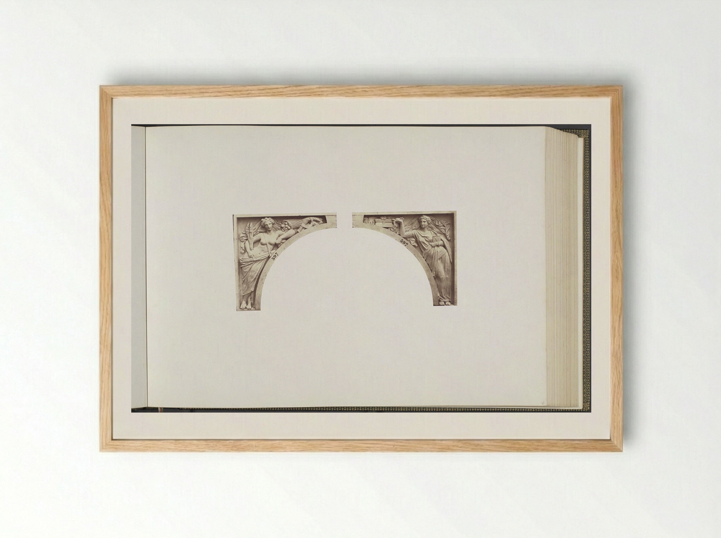 Gipsmodellen voor beeldhouwwerken op het Palais du Louvre - Édouard Denis Baldus - Framed Print Wood