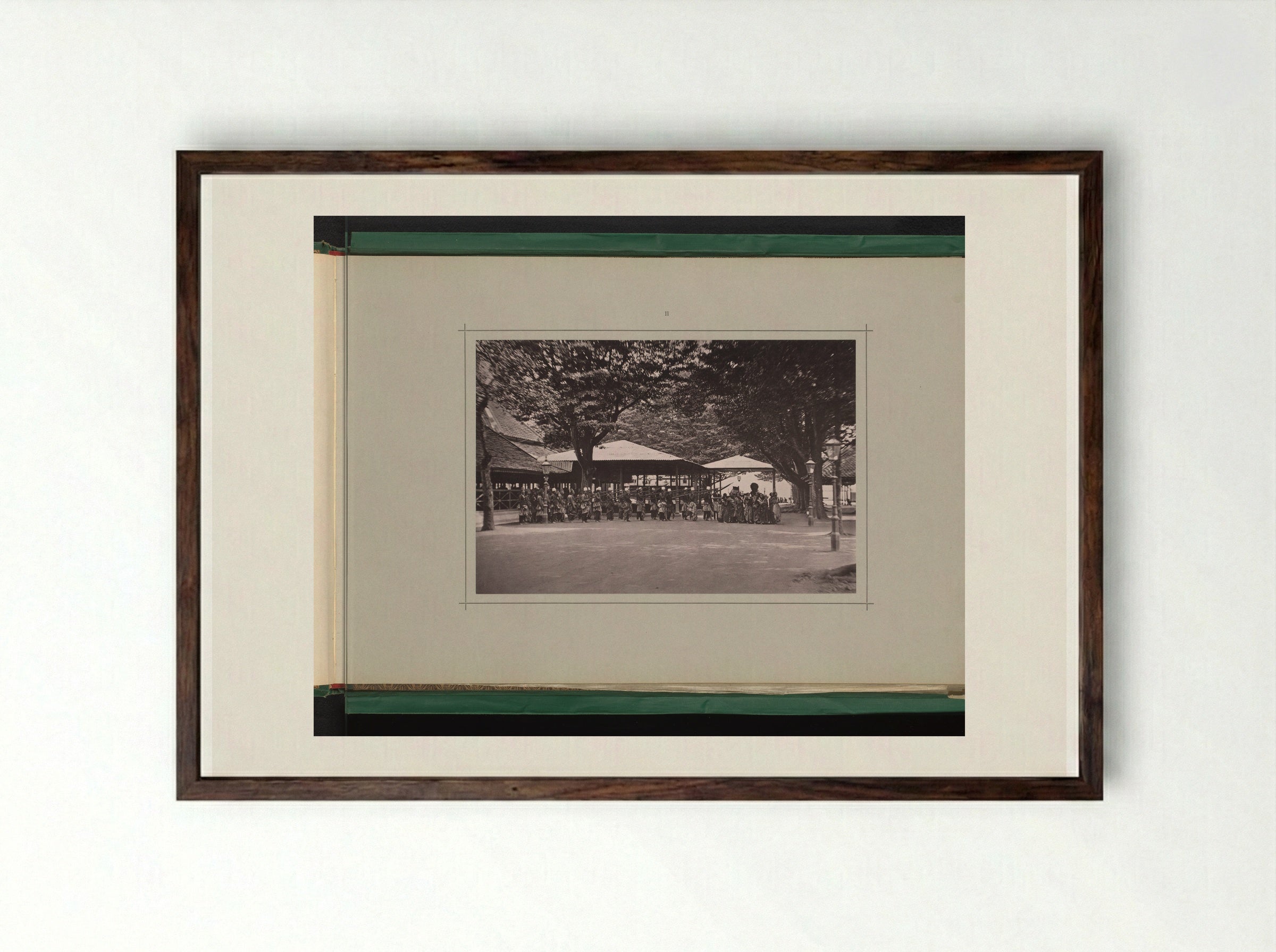 Groep dragers van erfstukken in de Kraton Ngayogyakarta Hadiningrat - Kassian Céphas - Framed Print Dark Wood