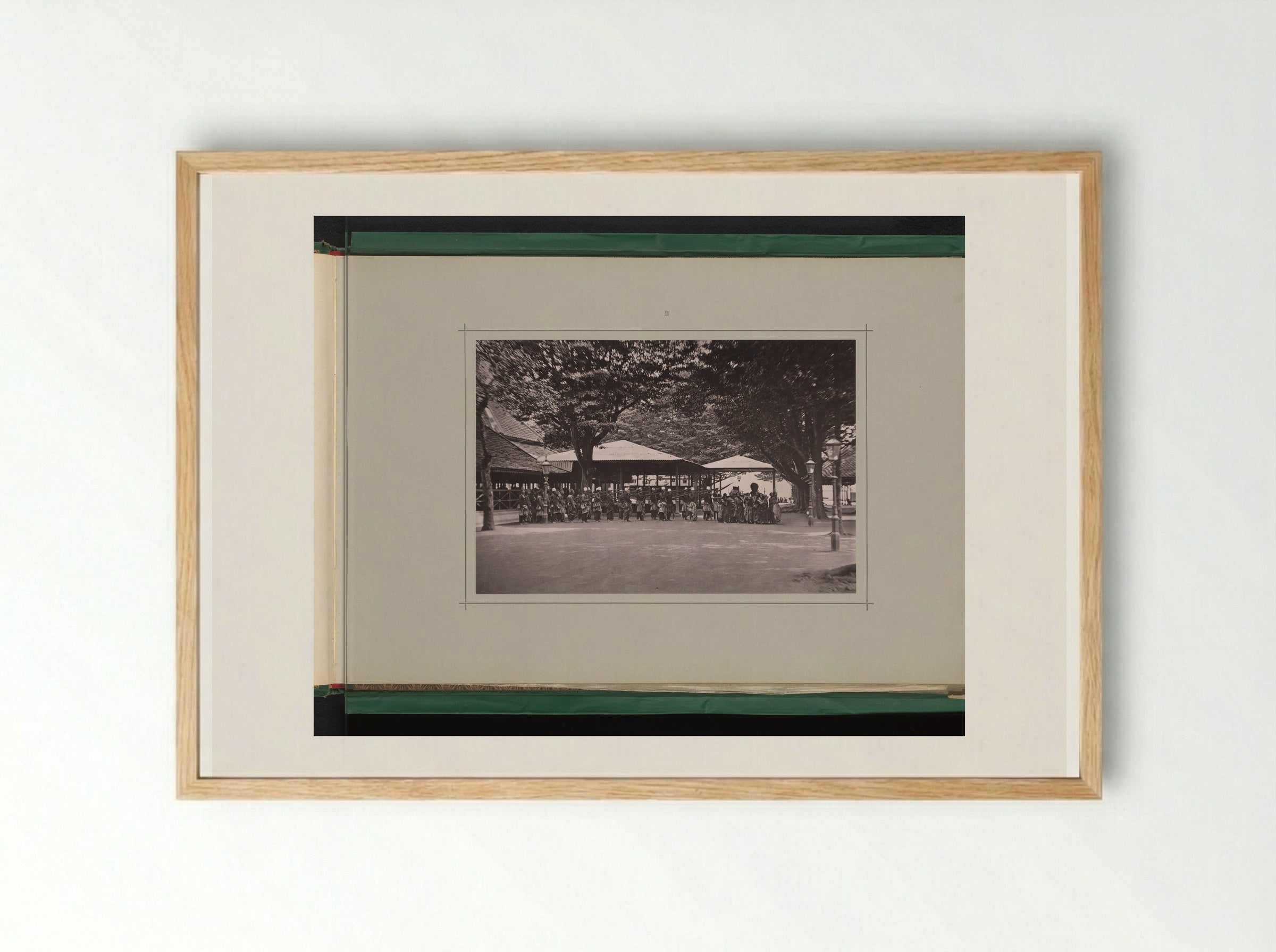 Groep dragers van erfstukken in de Kraton Ngayogyakarta Hadiningrat - Kassian Céphas - Framed Print Wood