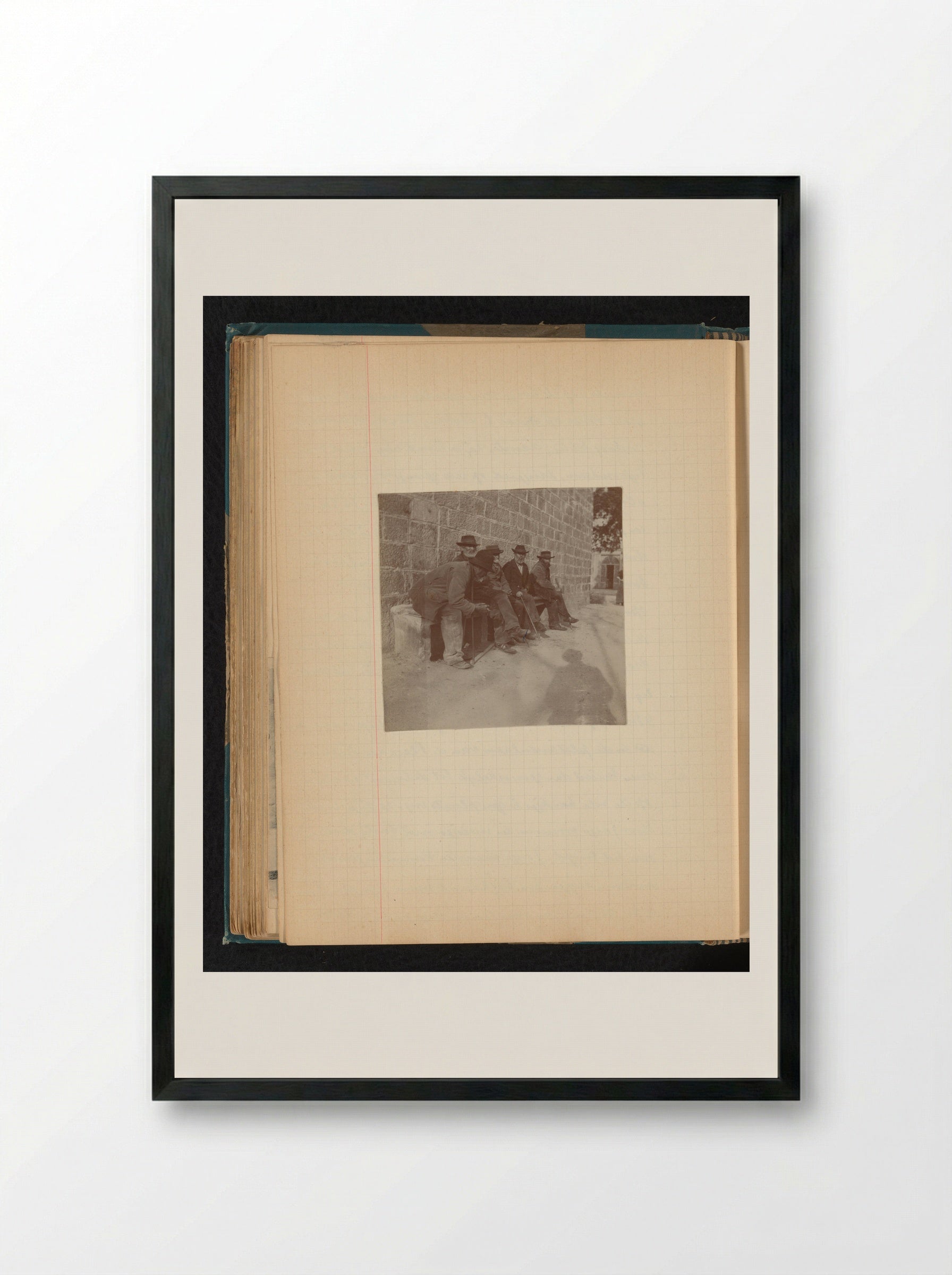 Groep oudere mannen met hoeden zitten op een bank voor een stenen muur in Ajaccio, Corsica - Théodore van Lelyveld - Framed Print Black