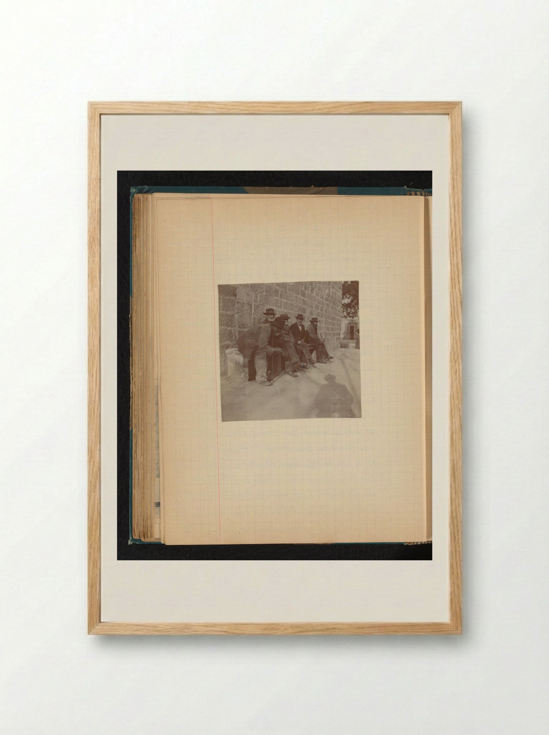 Groep oudere mannen met hoeden zitten op een bank voor een stenen muur in Ajaccio, Corsica - Théodore van Lelyveld - Framed Print Wood