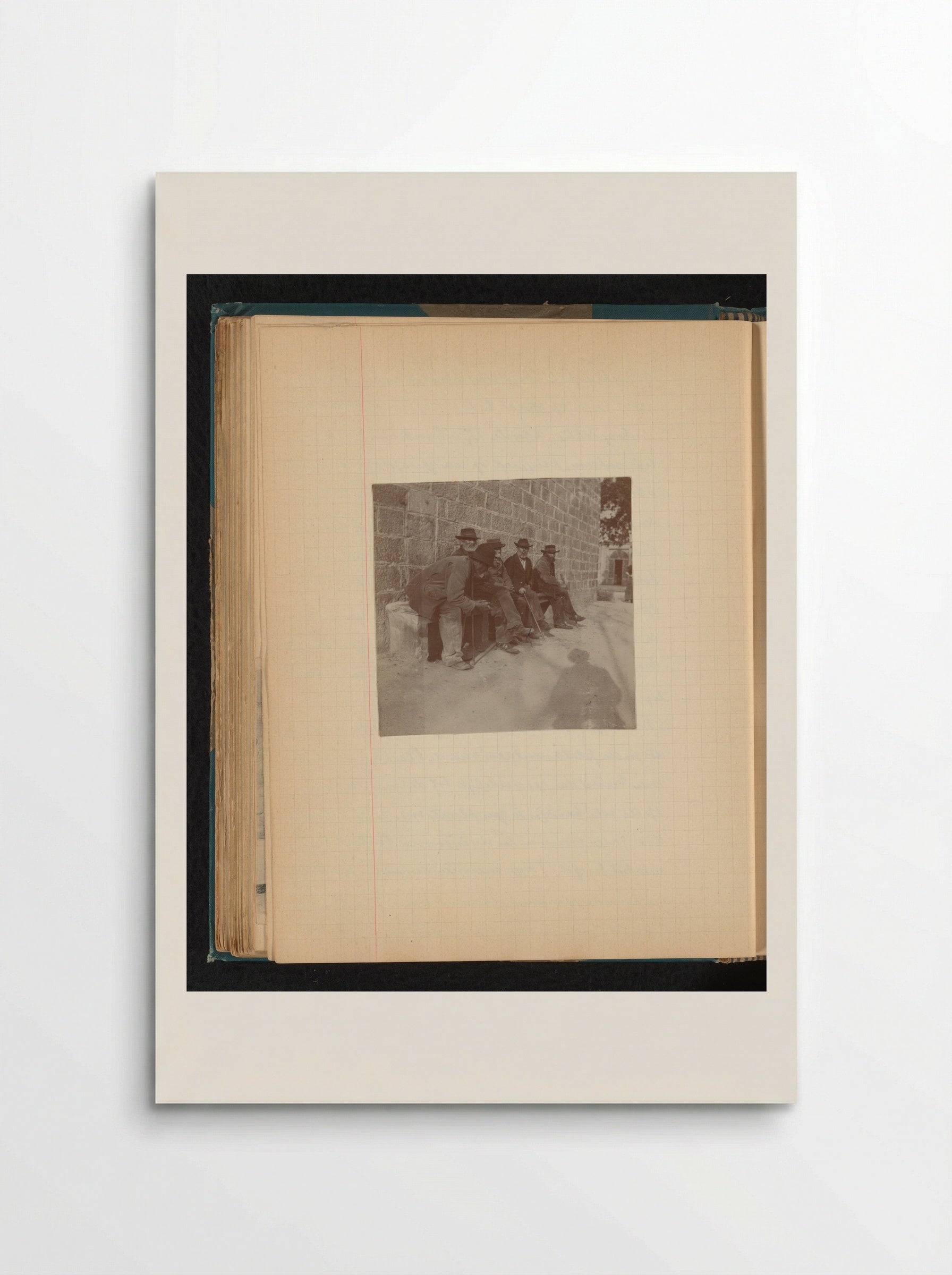 Groep oudere mannen met hoeden zitten op een bank voor een stenen muur in Ajaccio, Corsica - Théodore van Lelyveld - Poster