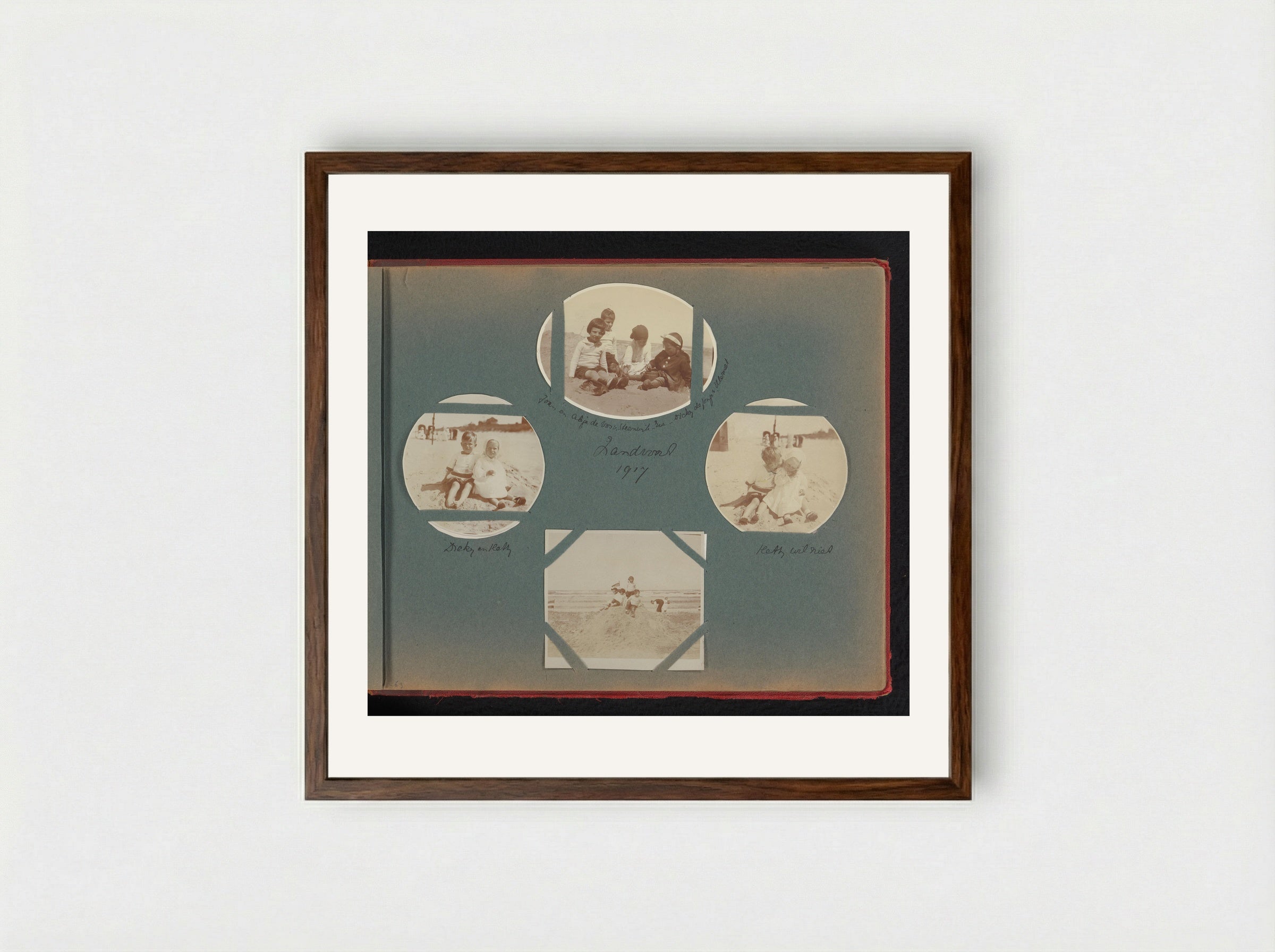 Hetty Boelen met andere kinderen op het strand van Zandvoort - Charlotte Alida Boelen-Matthes - Framed Print Dark Wood