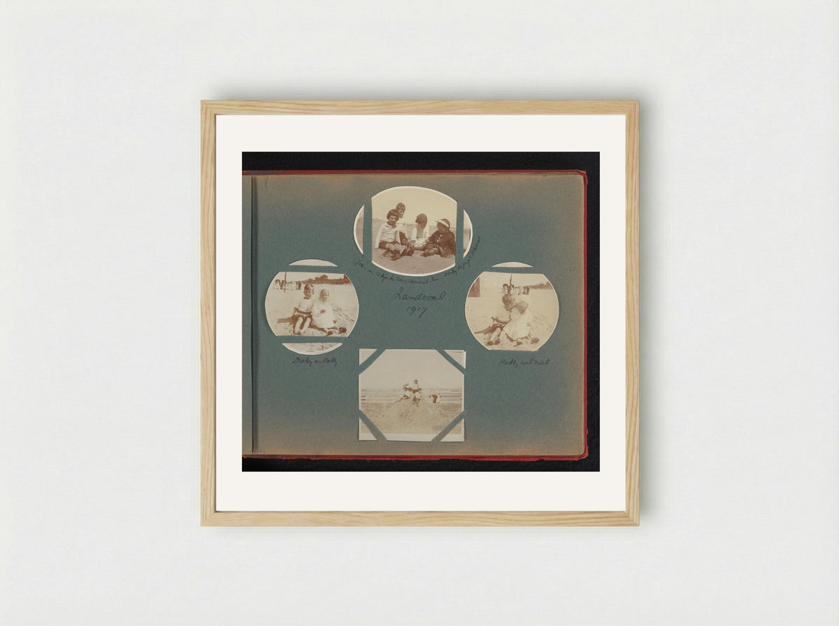 Hetty Boelen met andere kinderen op het strand van Zandvoort - Charlotte Alida Boelen-Matthes - Framed Print Wood