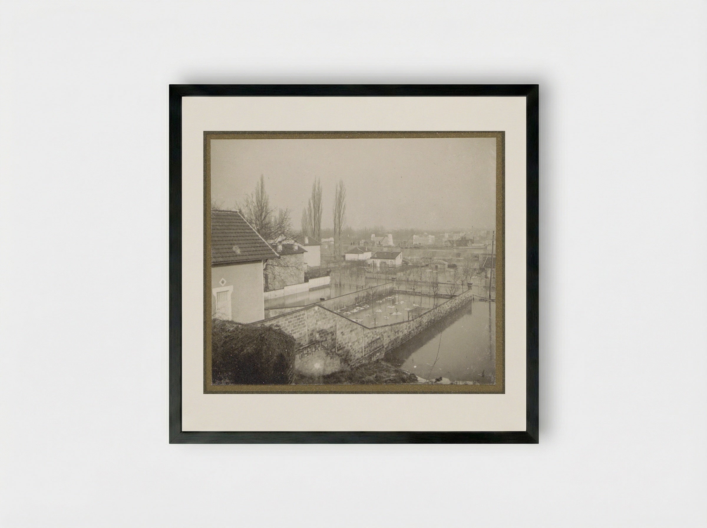 Huizen en tuinen in een ondergelopen buitenwijk van Parijs - G. Dangereux - Framed Print Black