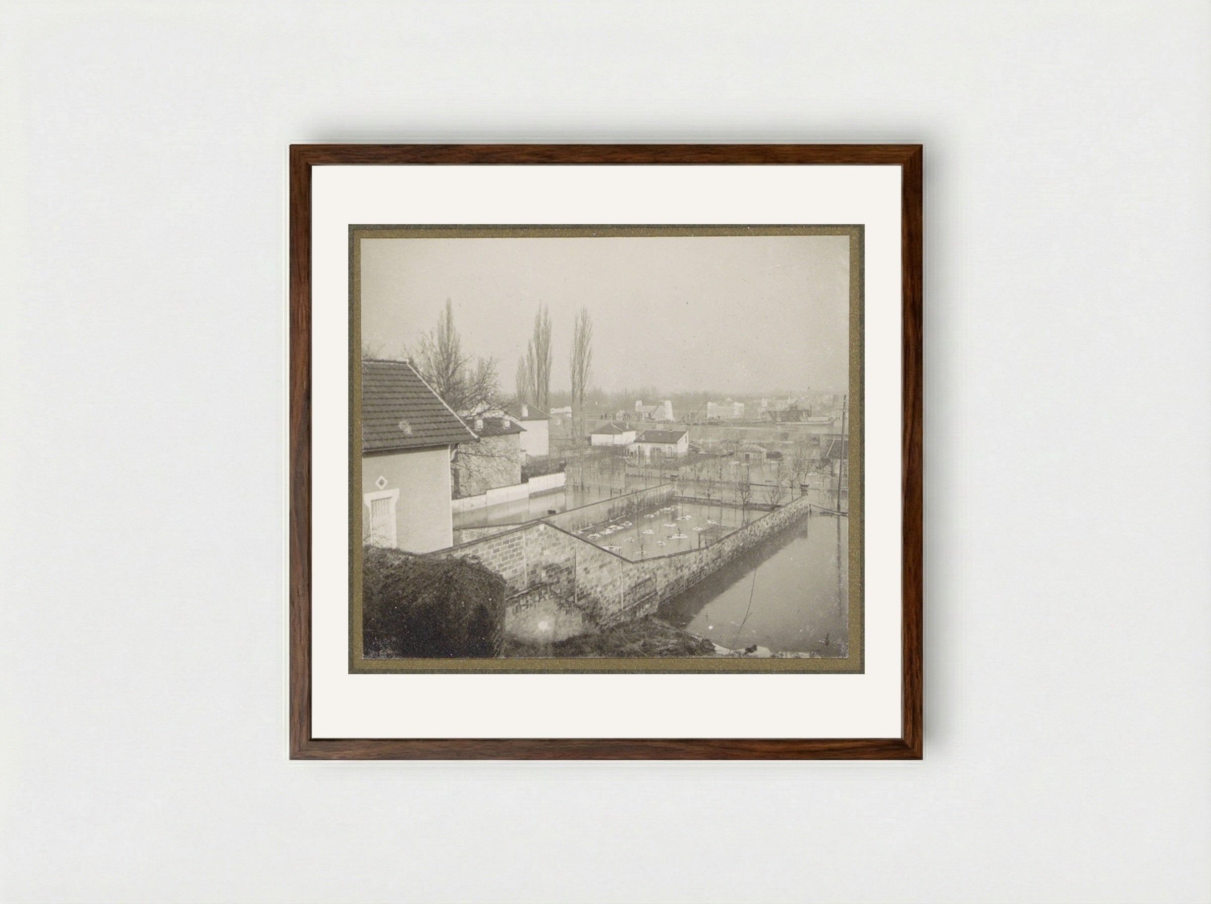 Huizen en tuinen in een ondergelopen buitenwijk van Parijs - G. Dangereux - Framed Print Dark Wood