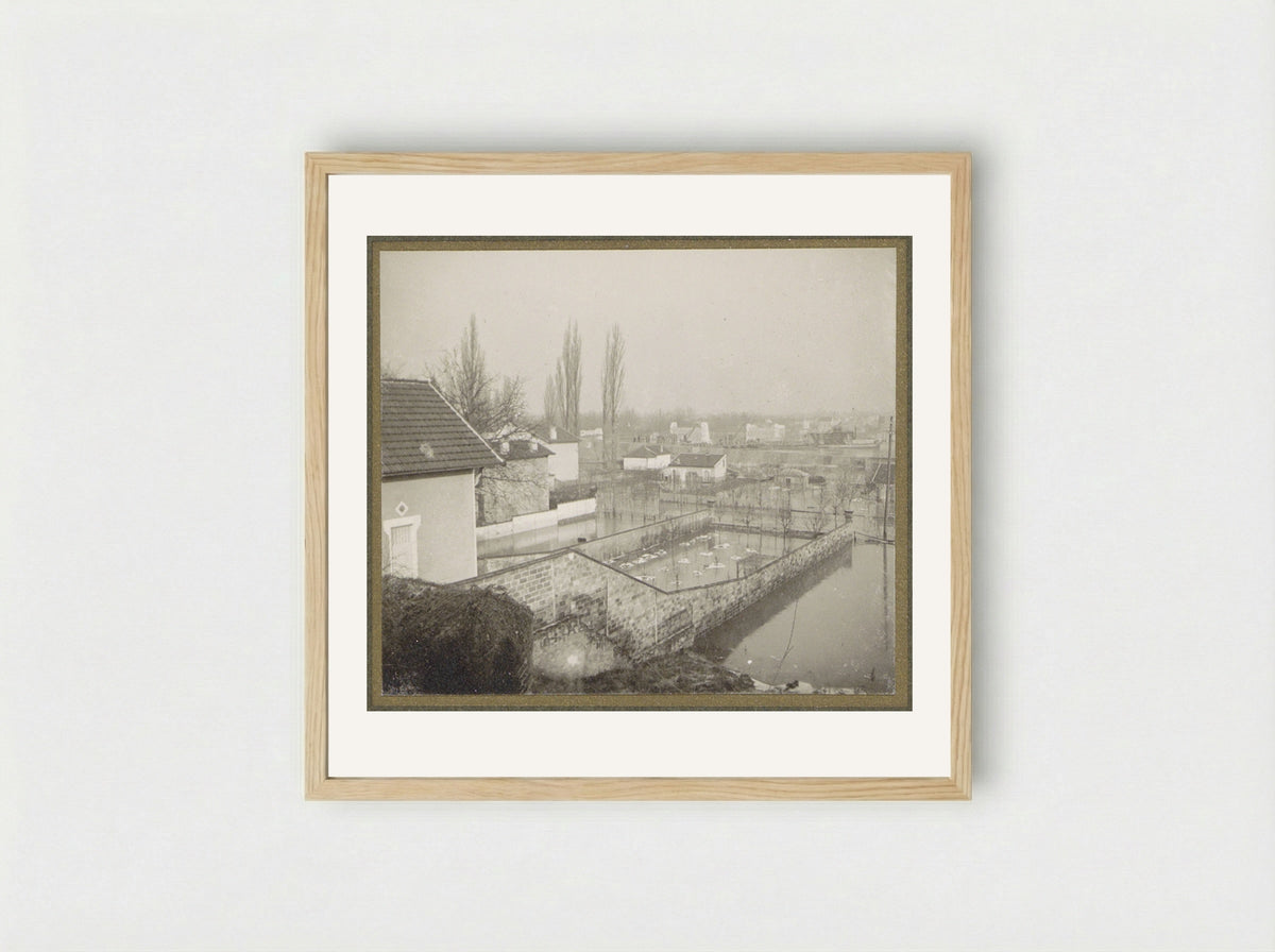 Huizen en tuinen in een ondergelopen buitenwijk van Parijs - G. Dangereux - Framed Print Wood