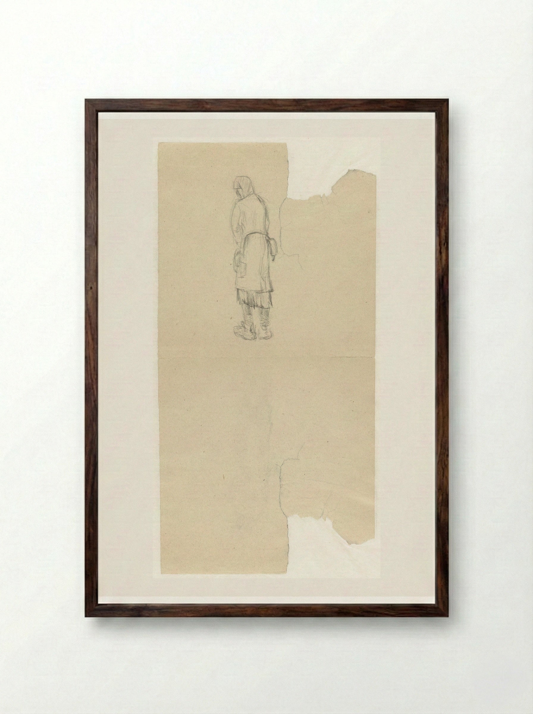 In lompen gehulde vrouw in Ravensbrück - Aat Breur-Hibma - Framed Print Dark Wood