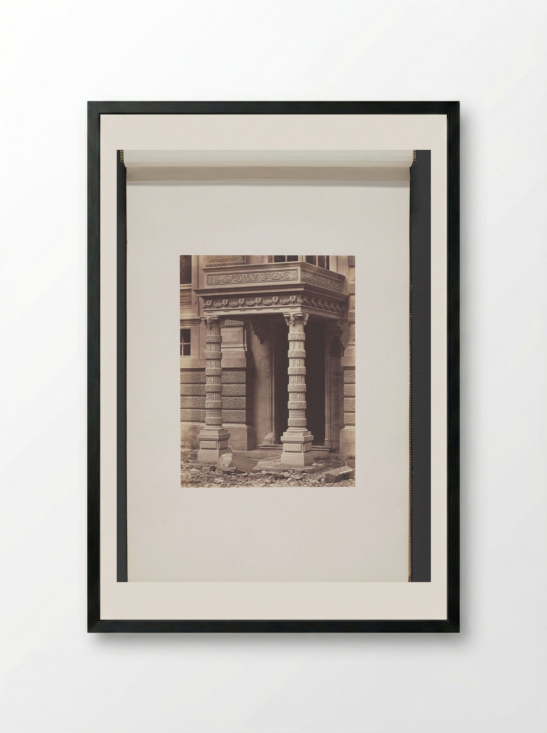 Ingang aan de Cour Lefuel van het Palais du Louvre - Édouard Denis Baldus - Framed Print Black