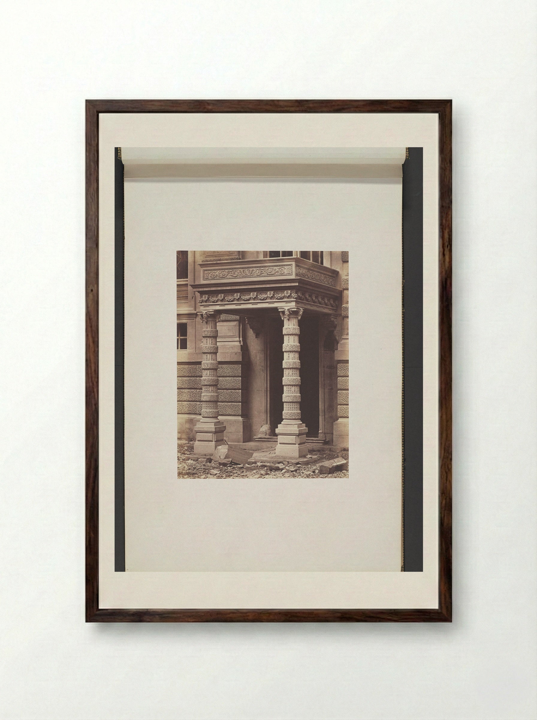 Ingang aan de Cour Lefuel van het Palais du Louvre - Édouard Denis Baldus - Framed Print Dark Wood