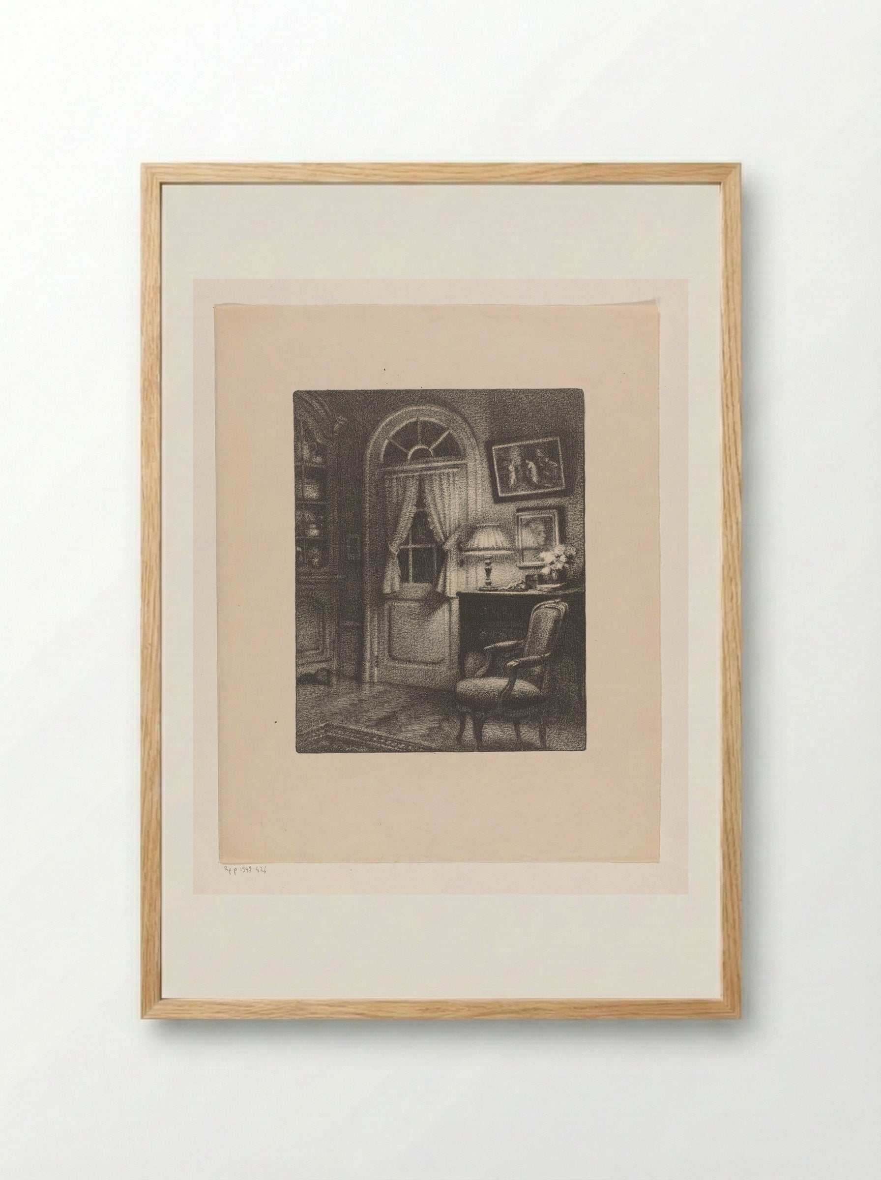 Interieur met leunstoel, bij lamplicht - René Janssens - Framed Print Wood