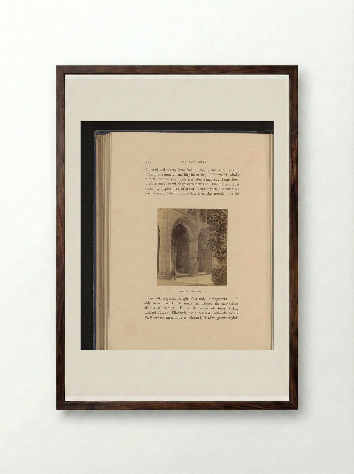 Interieur van het schip van Melrose Abbey in Roxburghshire - George Washington Wilson - Framed Print Dark Wood
