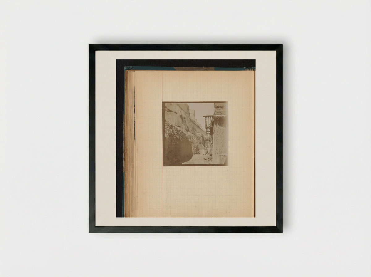 Kinderen in een steeg nabij de citadel in Corté, Corsica - Théodore van Lelyveld - Framed Print Black