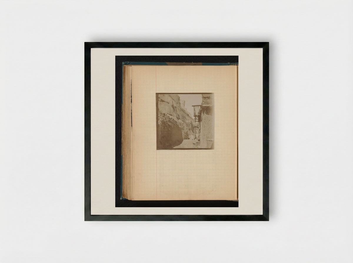 Kinderen in een steeg nabij de citadel in Corté, Corsica - Théodore van Lelyveld - Framed Print Black