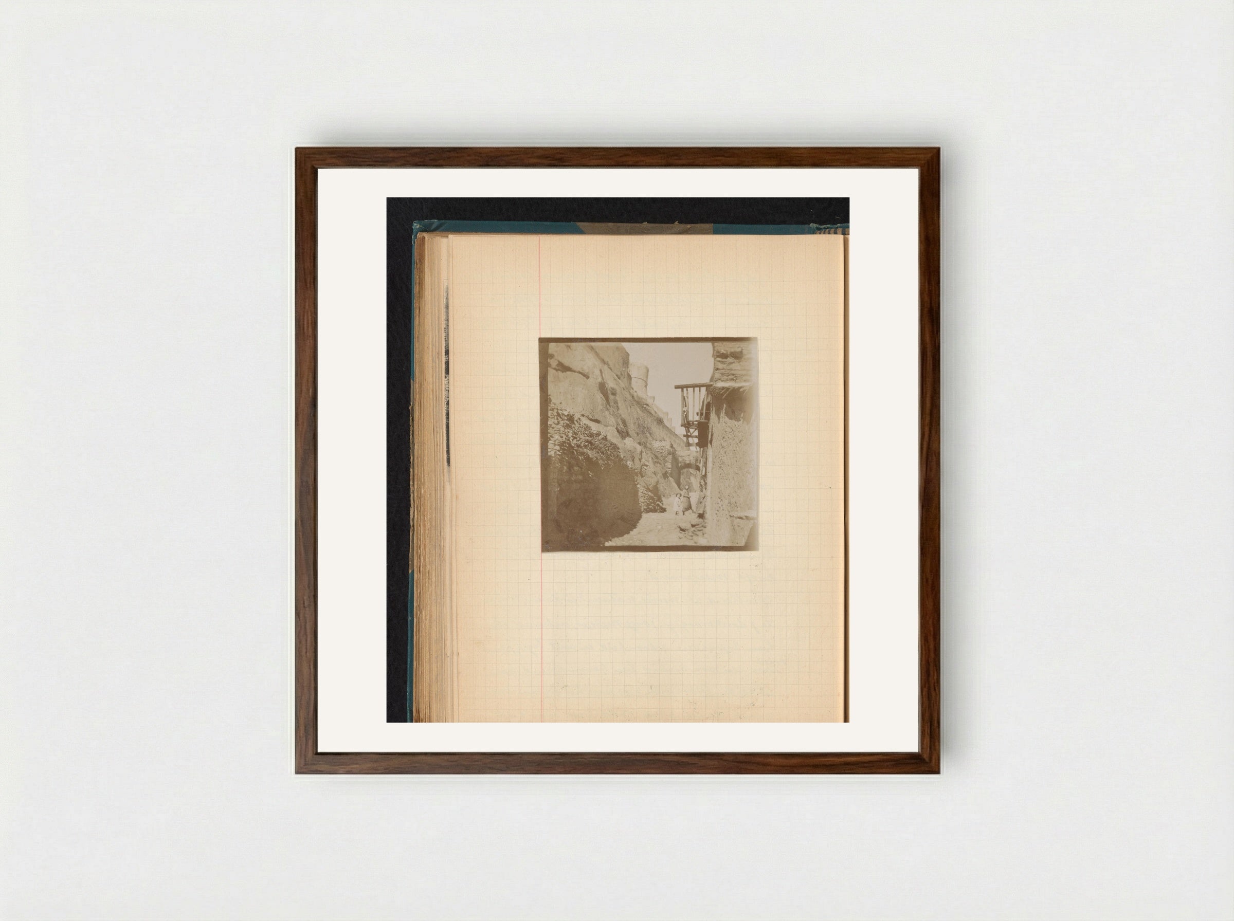 Kinderen in een steeg nabij de citadel in Corté, Corsica - Théodore van Lelyveld - Framed Print Dark Wood