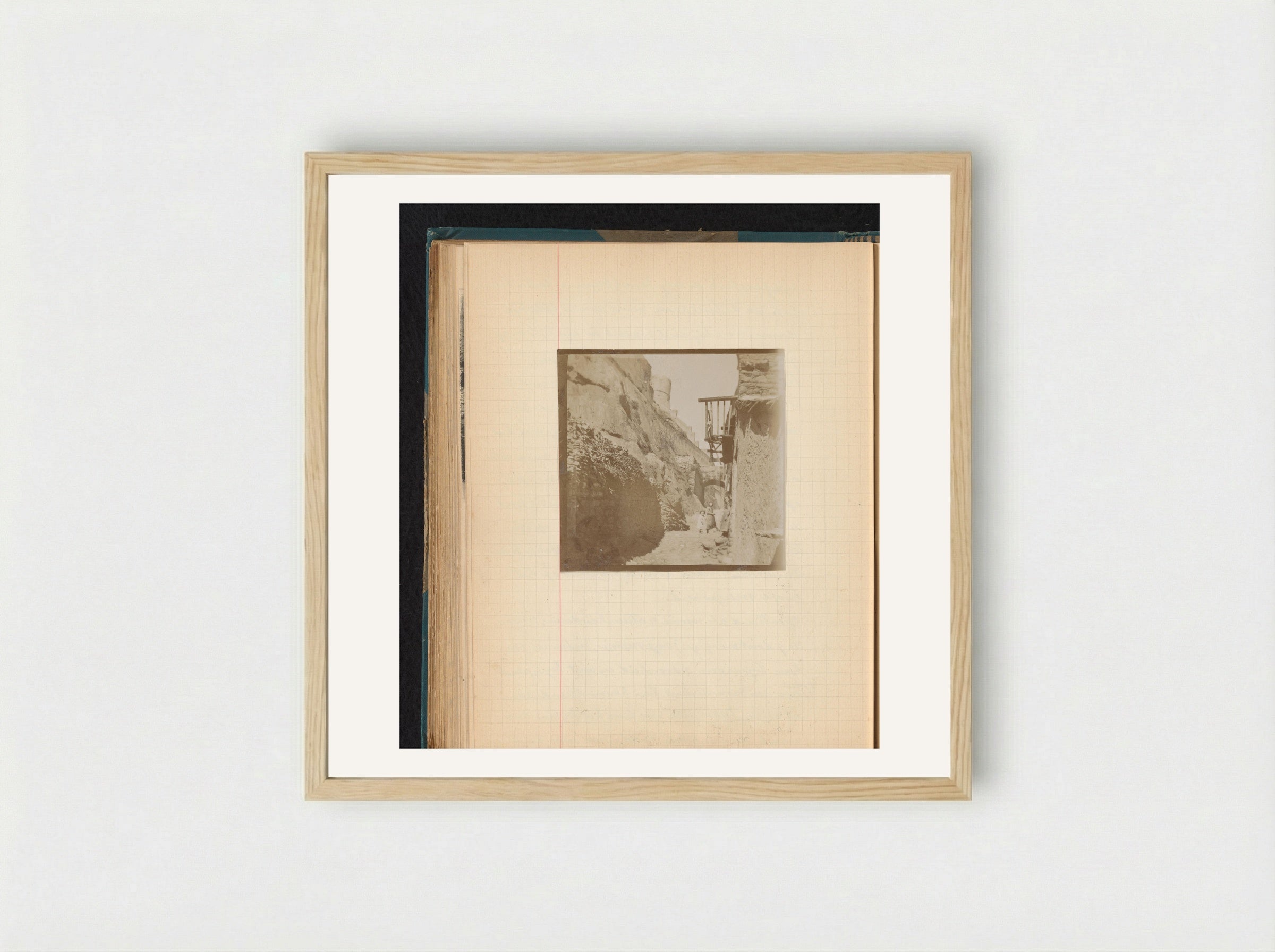 Kinderen in een steeg nabij de citadel in Corté, Corsica - Théodore van Lelyveld - Framed Print Wood