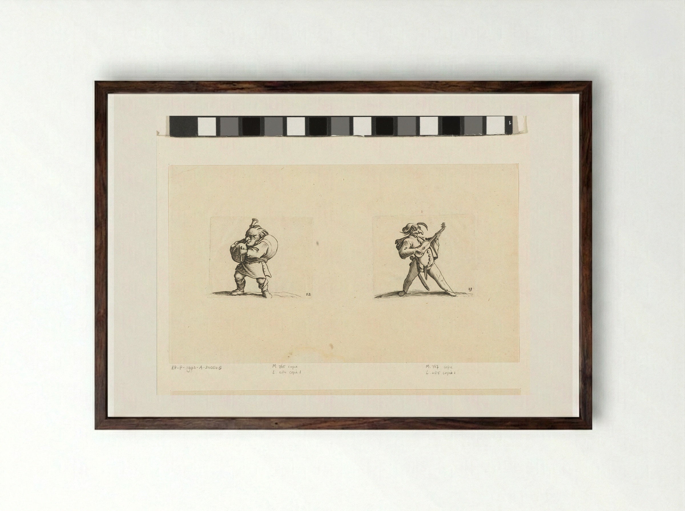 Kleine mens (karikatuur) met doedelzak; commedia dell'arte-figuur met gitaar, zwaard en masker - Abraham Bosse - Framed Print Dark Wood